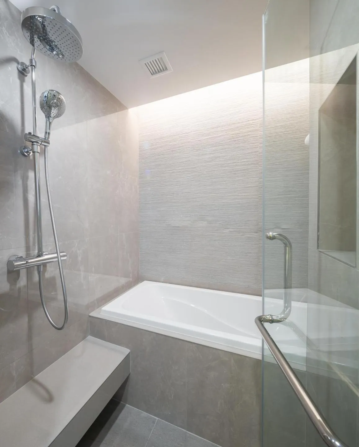 Bath in S Sriracha Hotel & Residence