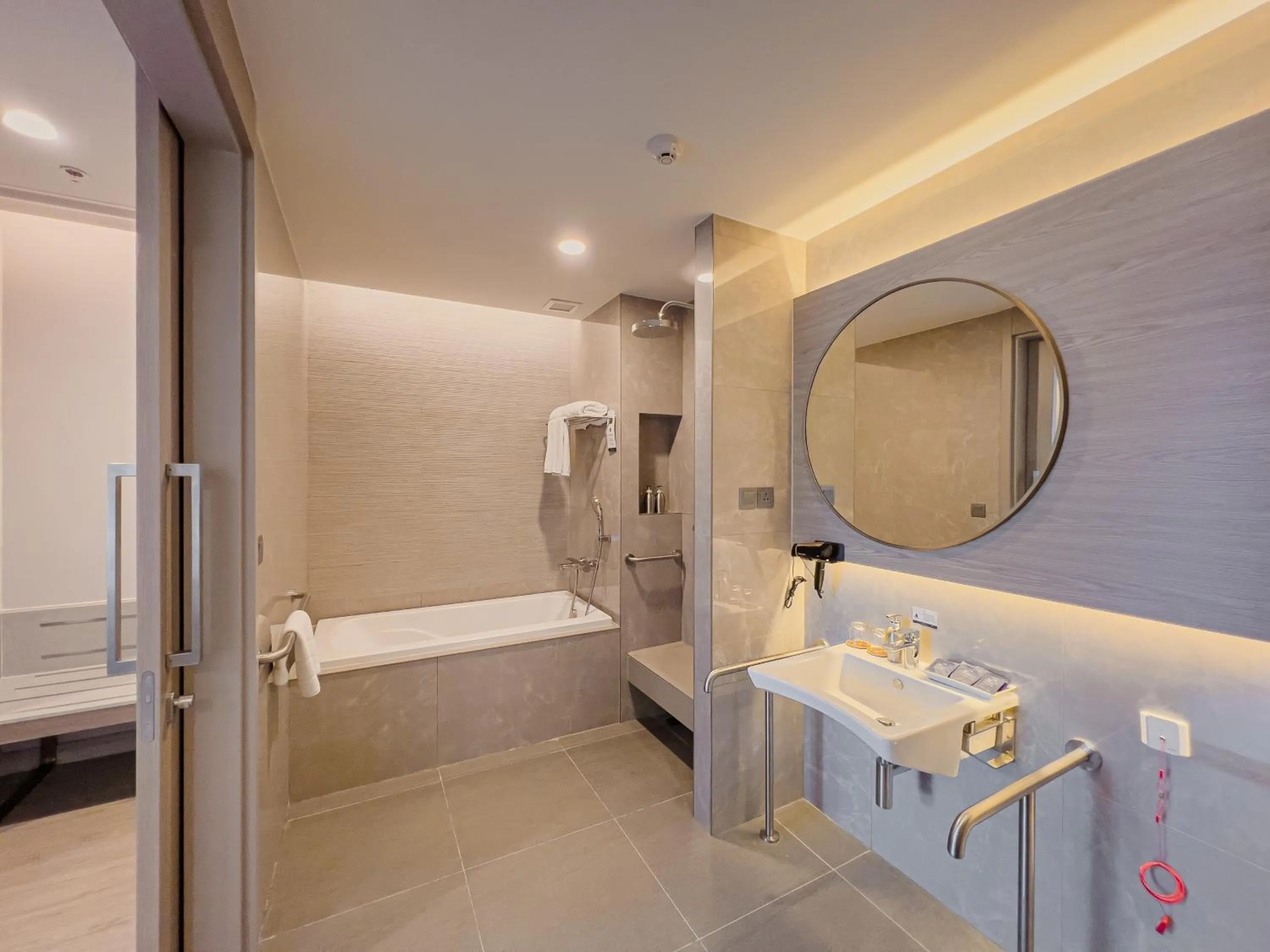 Shower in S Sriracha Hotel & Residence