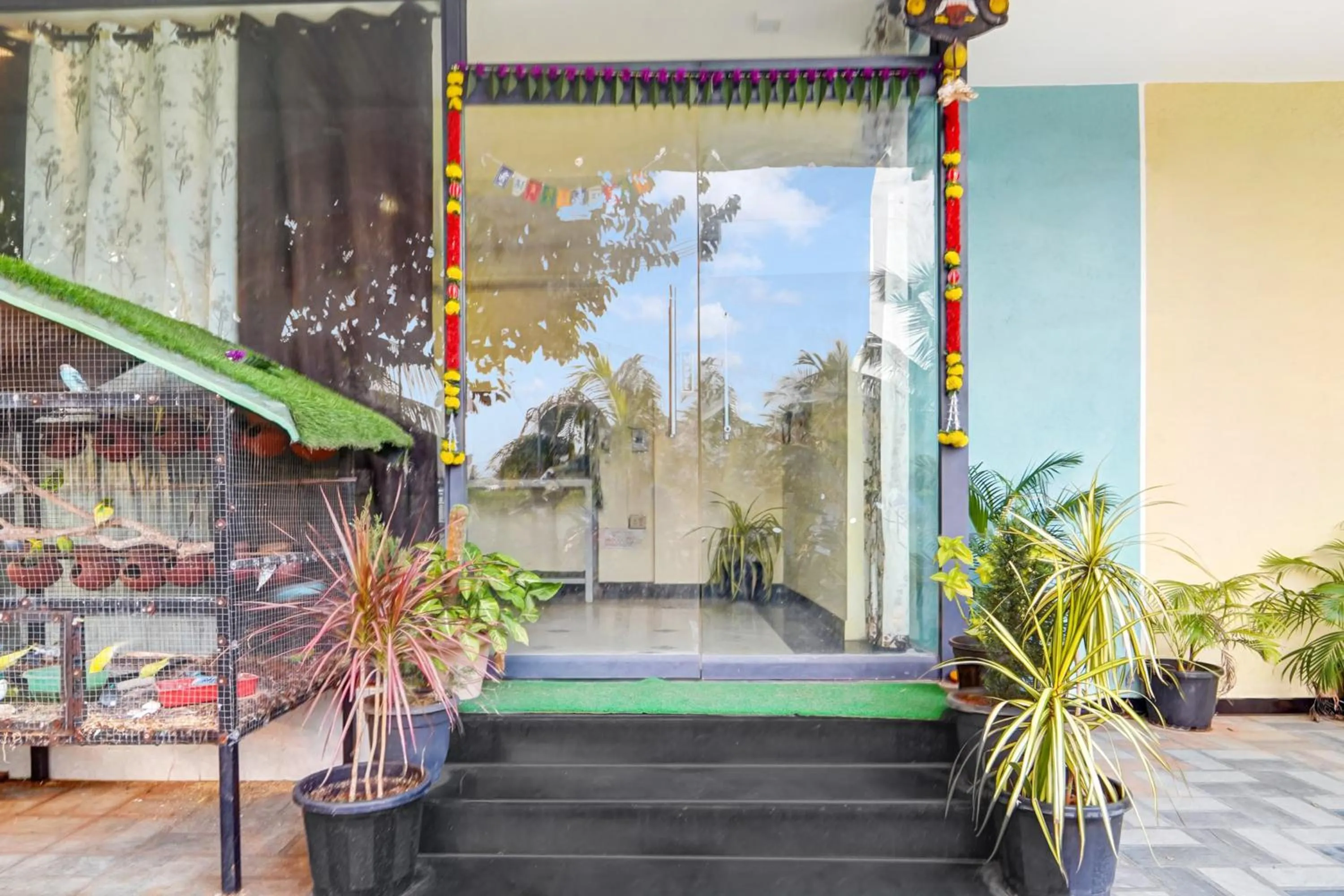 Facade/entrance in Hotel O Magical Crown Inn