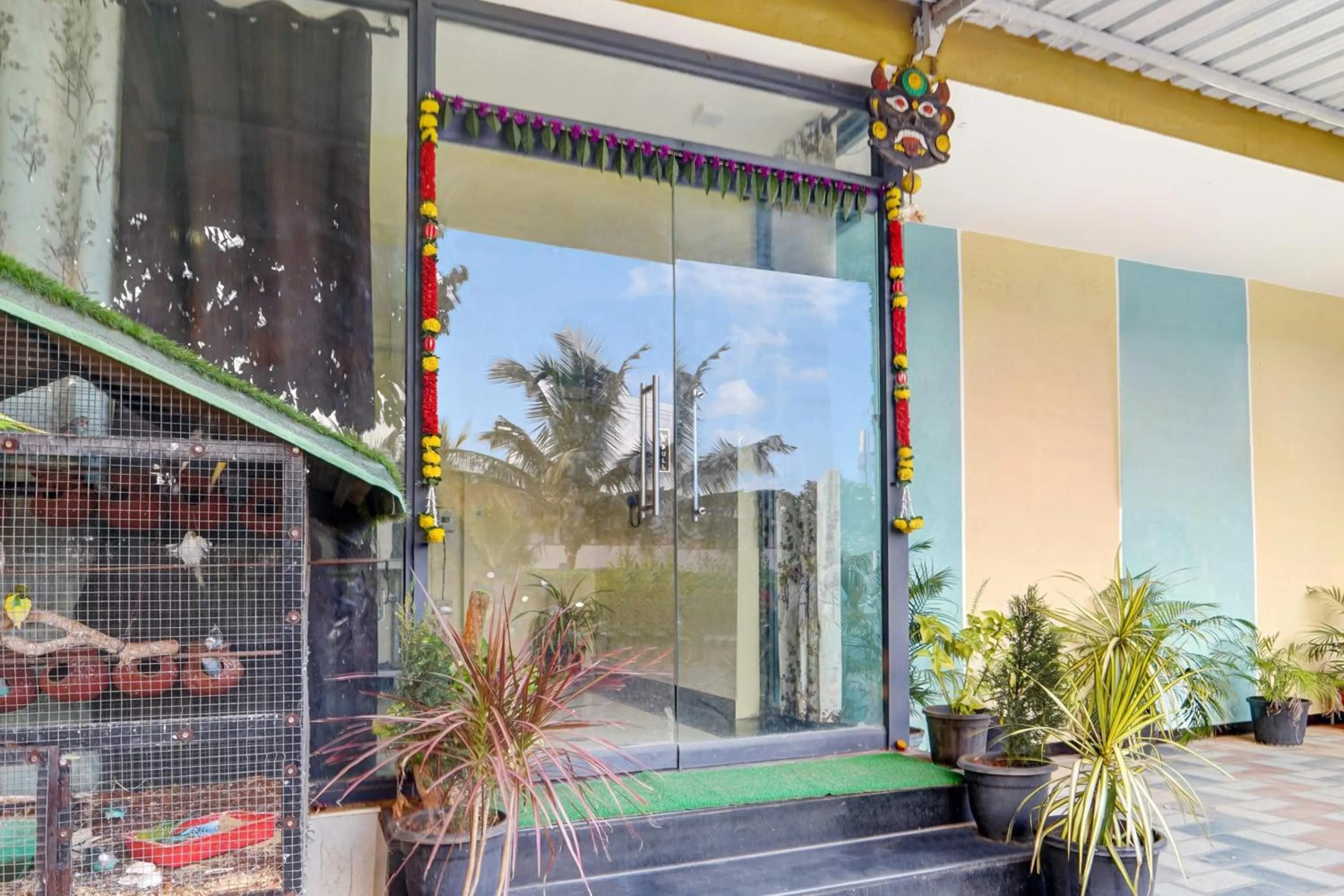 Facade/entrance in Hotel O Magical Crown Inn