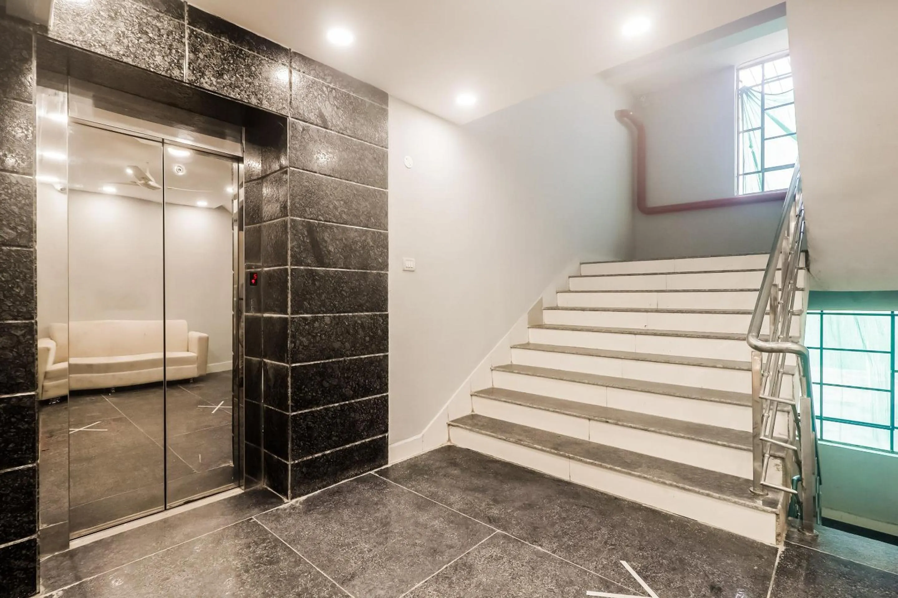 Lobby or reception in Super Townhouse Marina