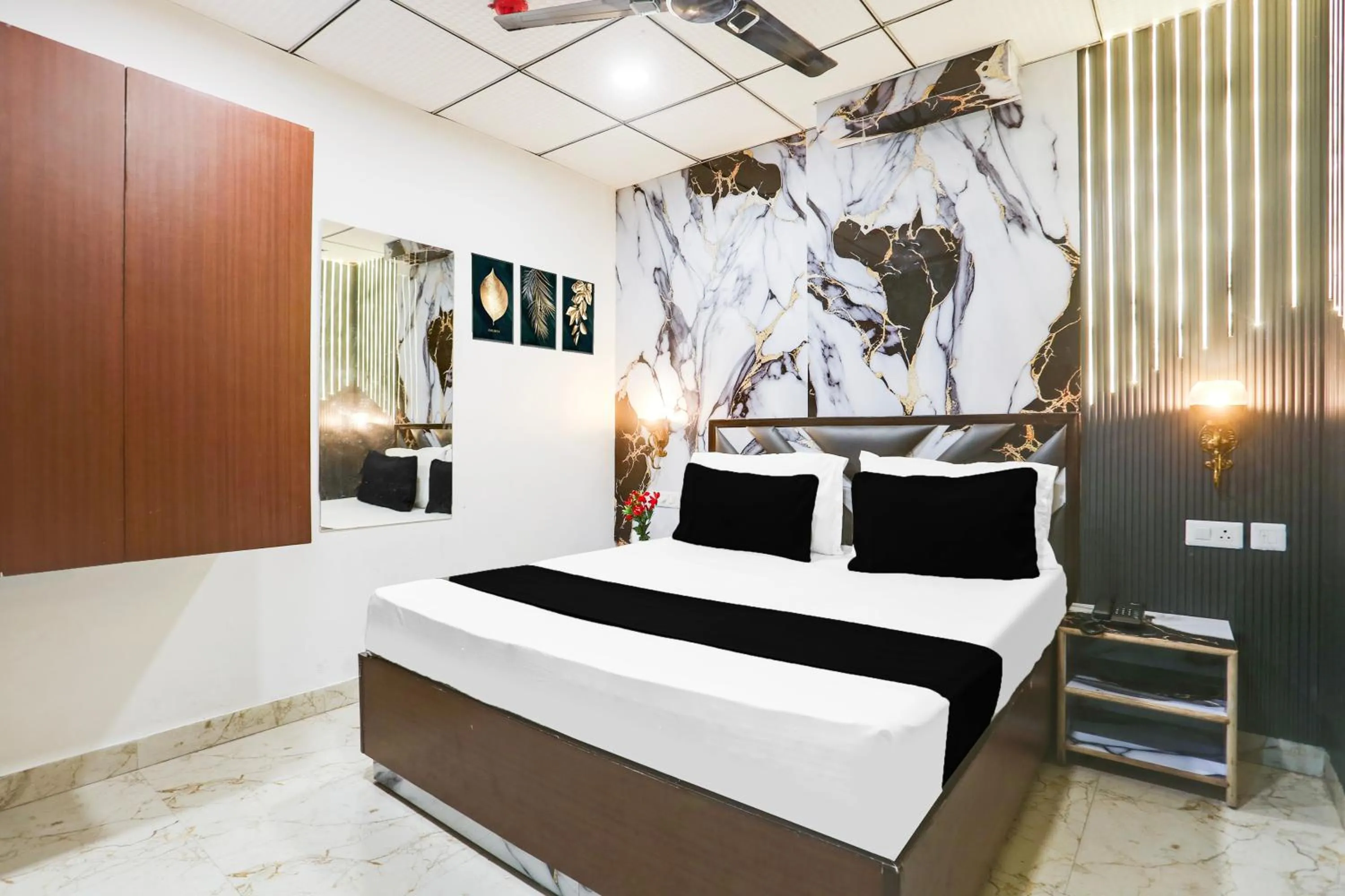 Bedroom in Collection O Golden Key Near TDI Mall