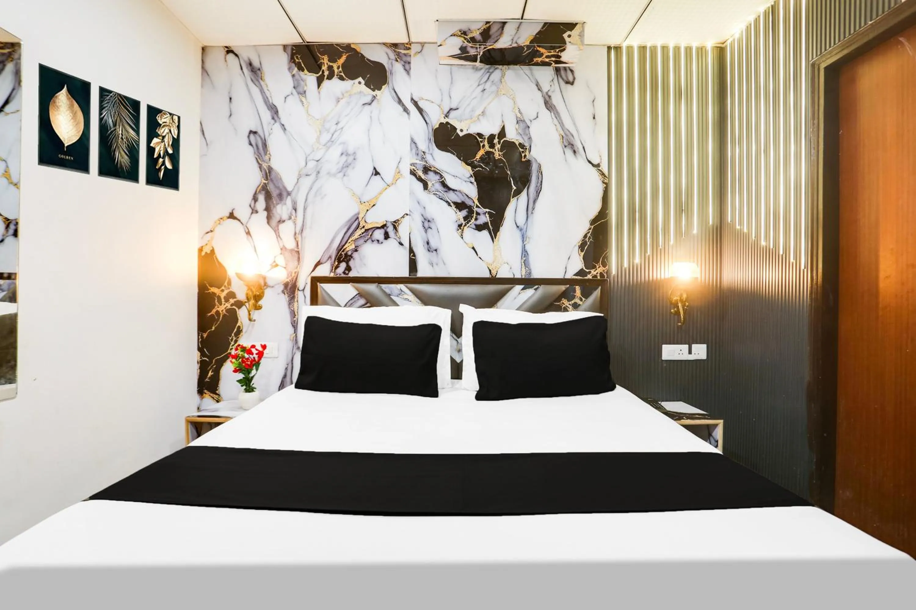 Bedroom in Collection O Golden Key Near TDI Mall