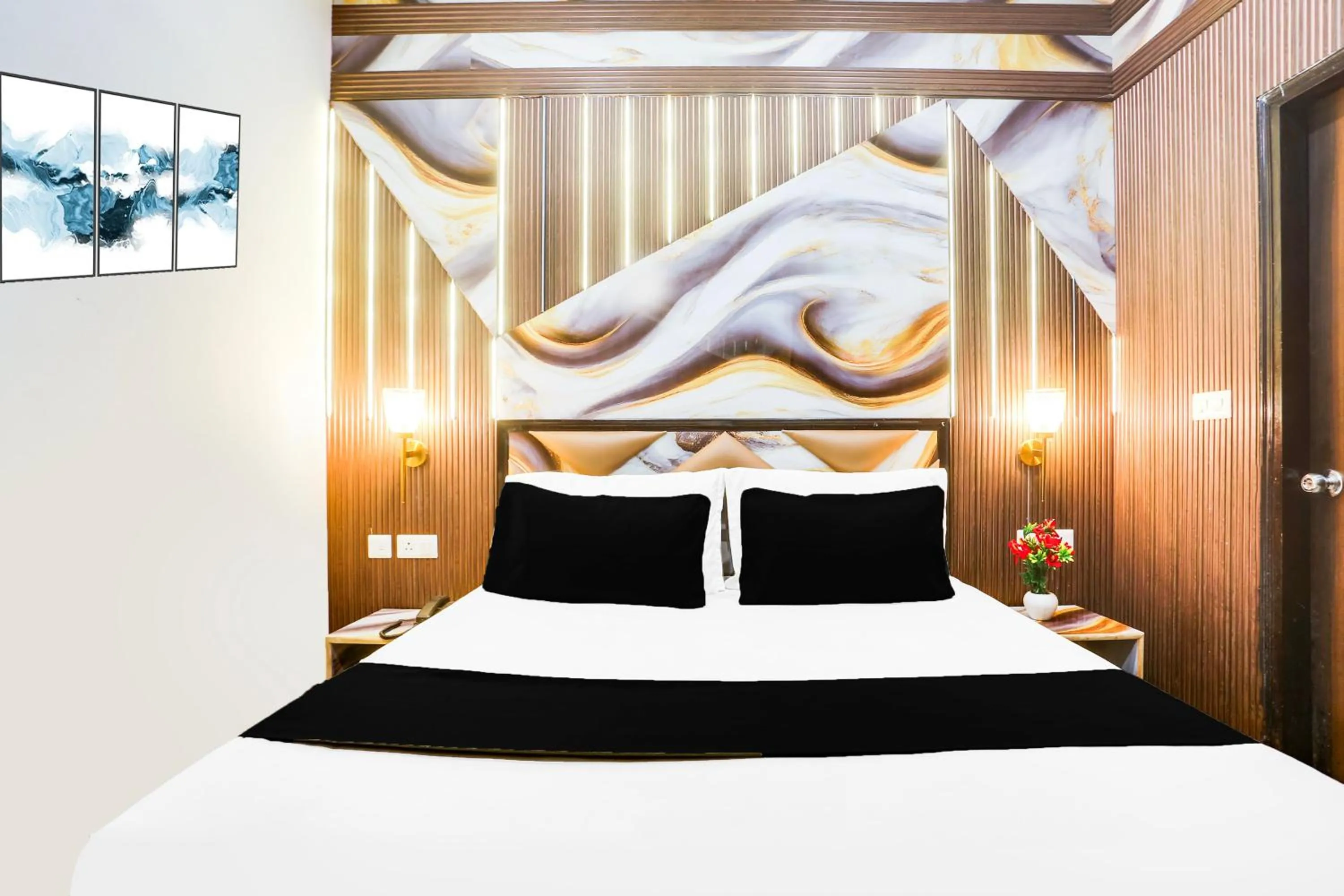 Bedroom in Collection O Golden Key Near TDI Mall