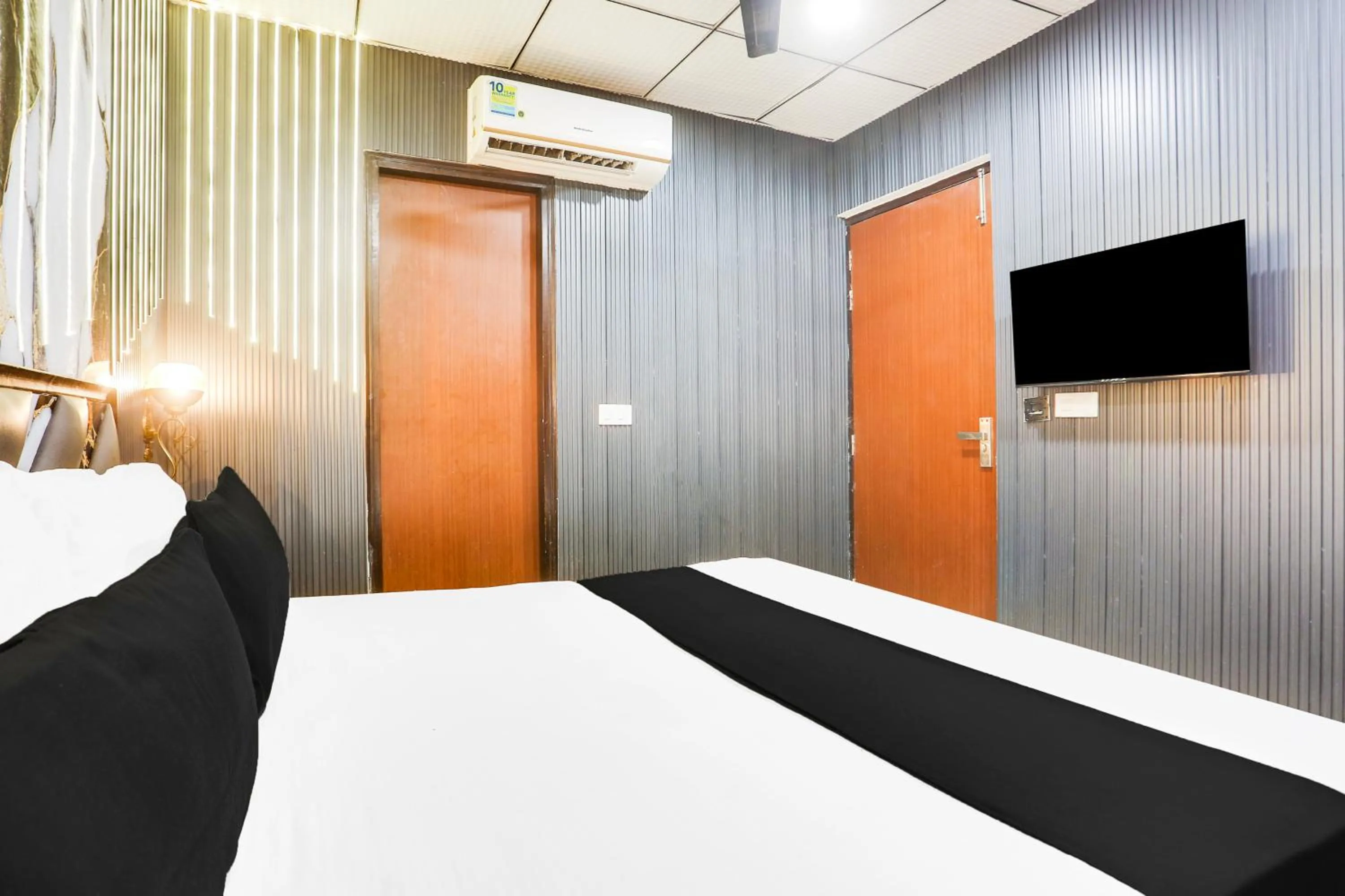 Bedroom in Collection O Golden Key Near TDI Mall