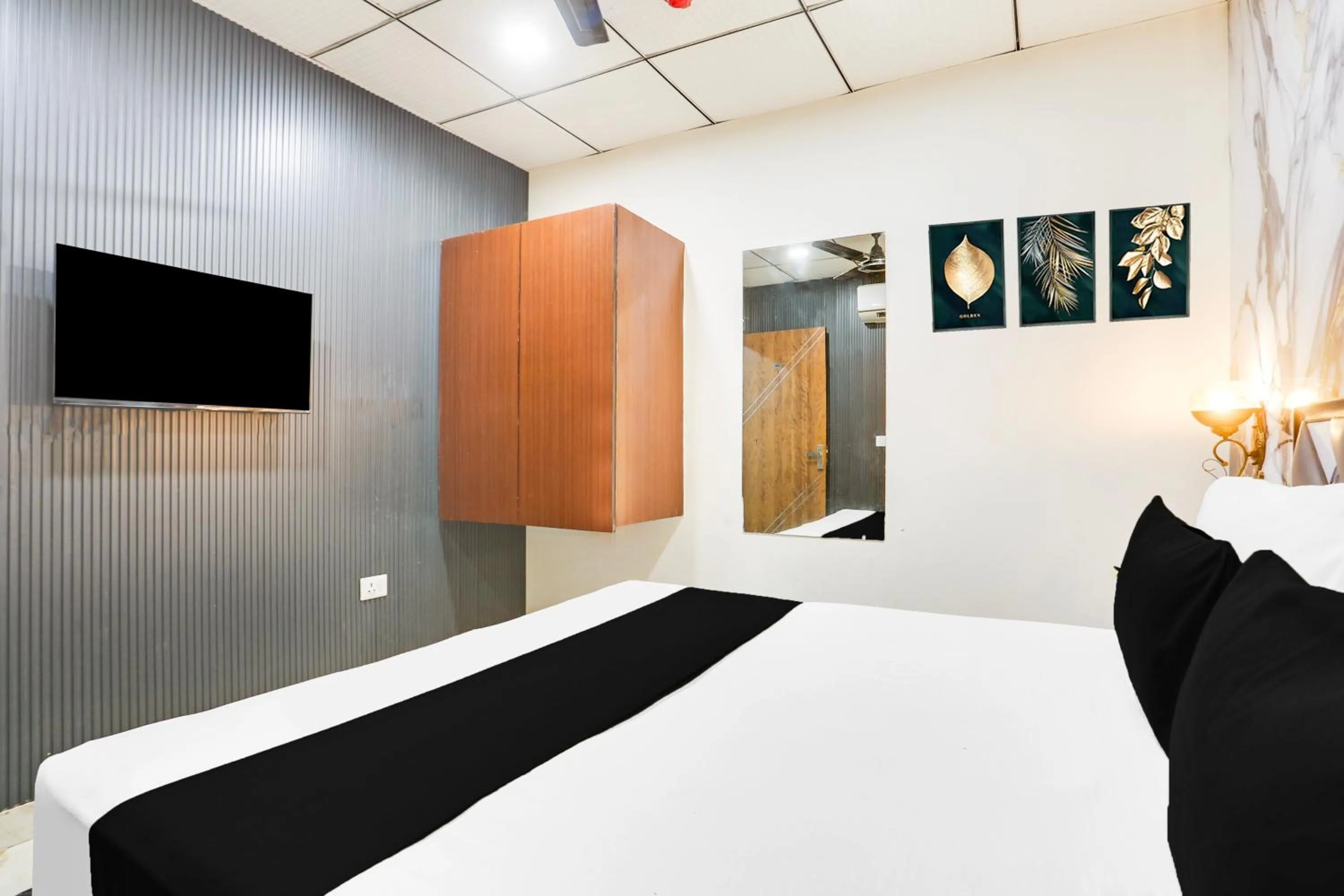 Bedroom in Collection O Golden Key Near TDI Mall