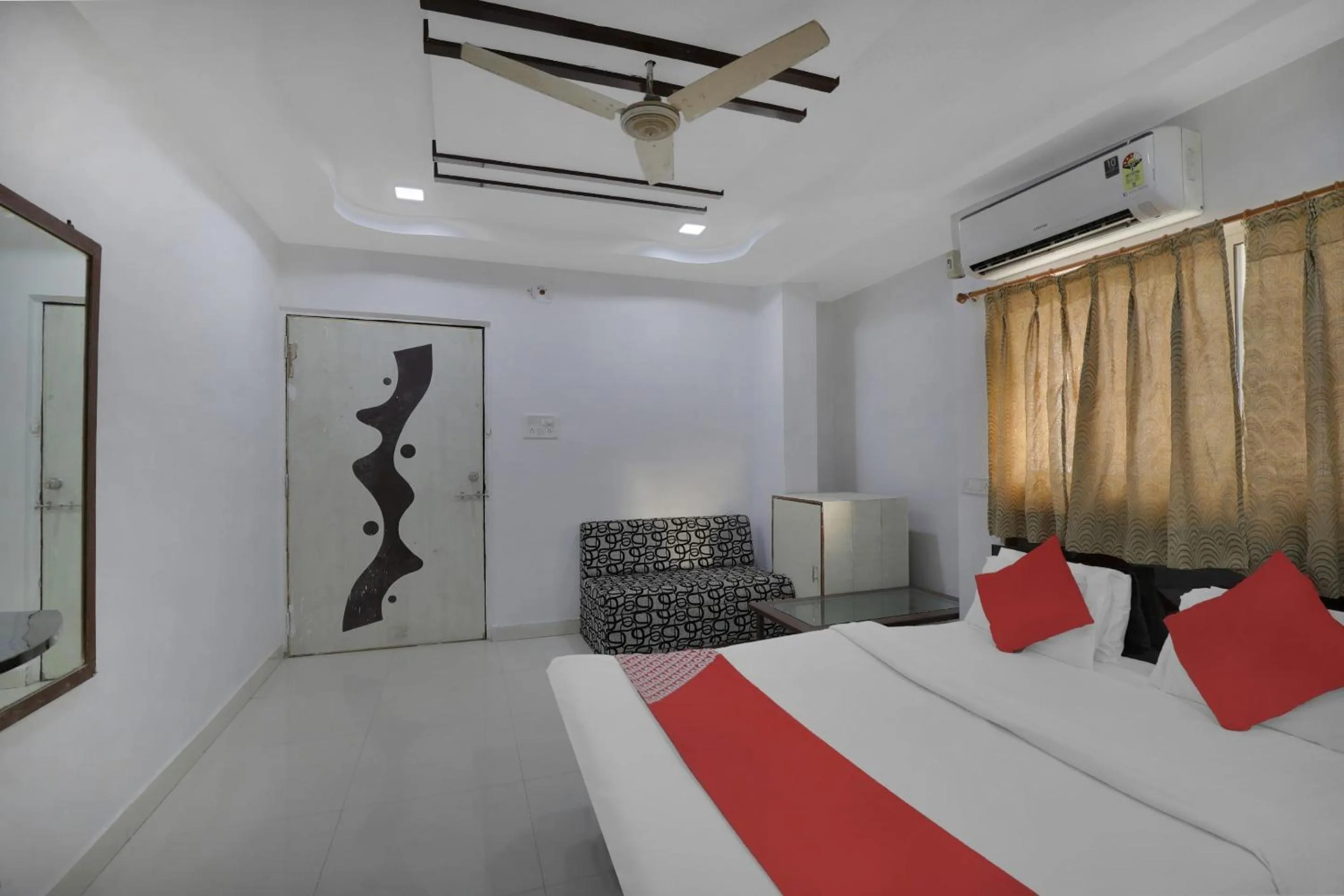 Bedroom, Bed in Hotel O Rudra Palace