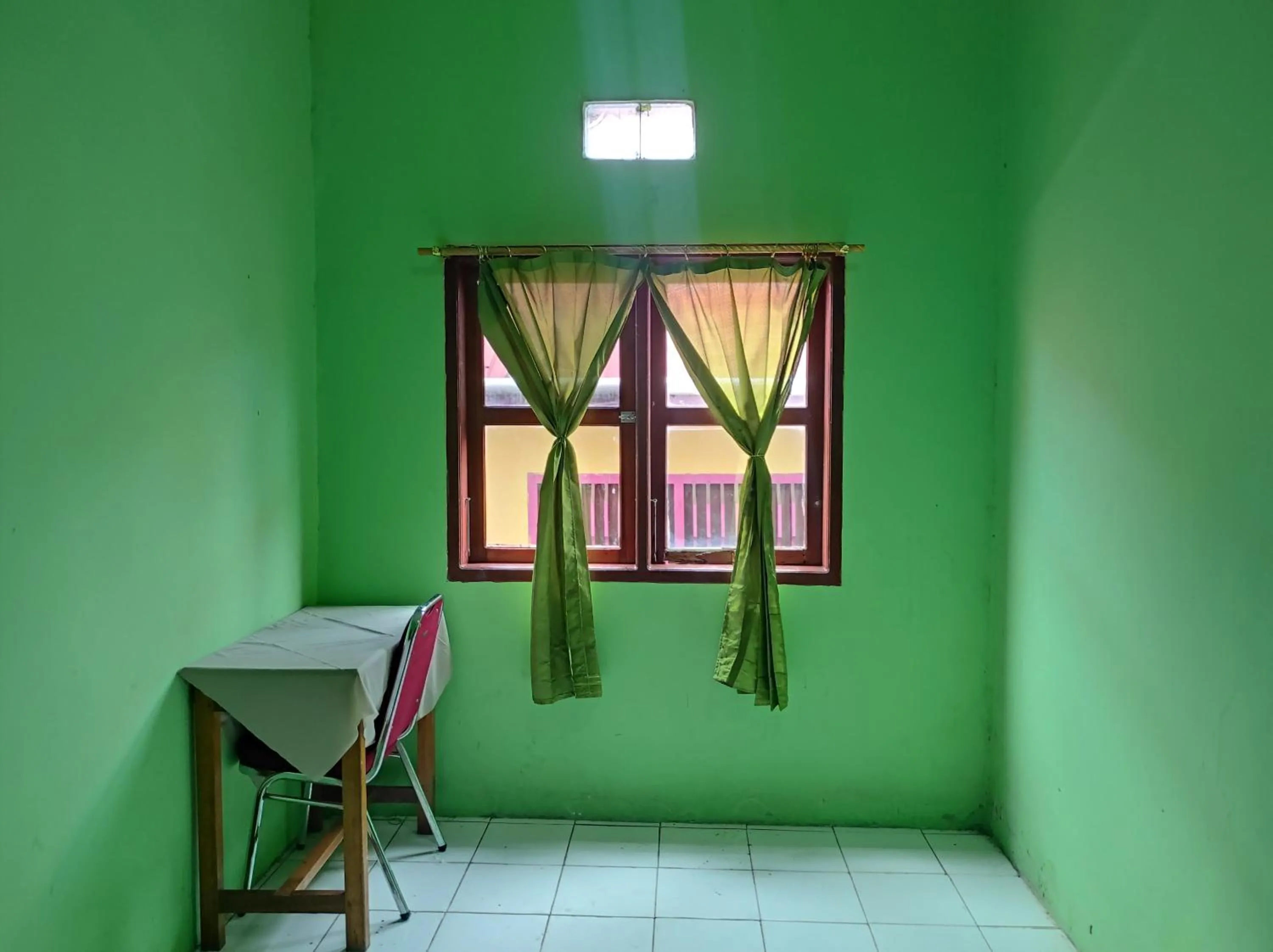 Bedroom in OYO 93411 Syariah Hotel Tomborang