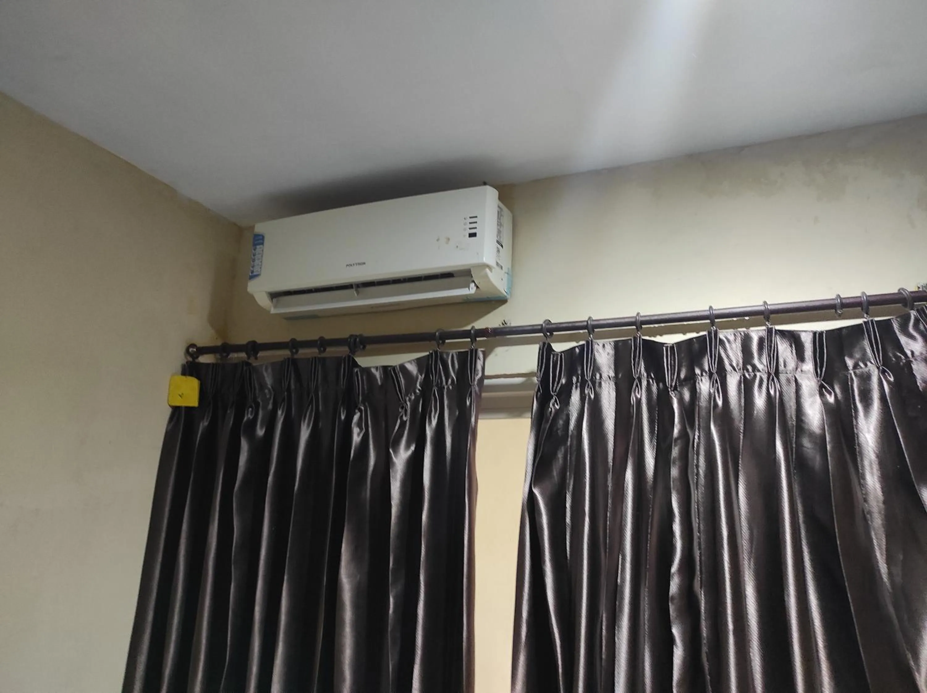 Bedroom in OYO 93411 Syariah Hotel Tomborang