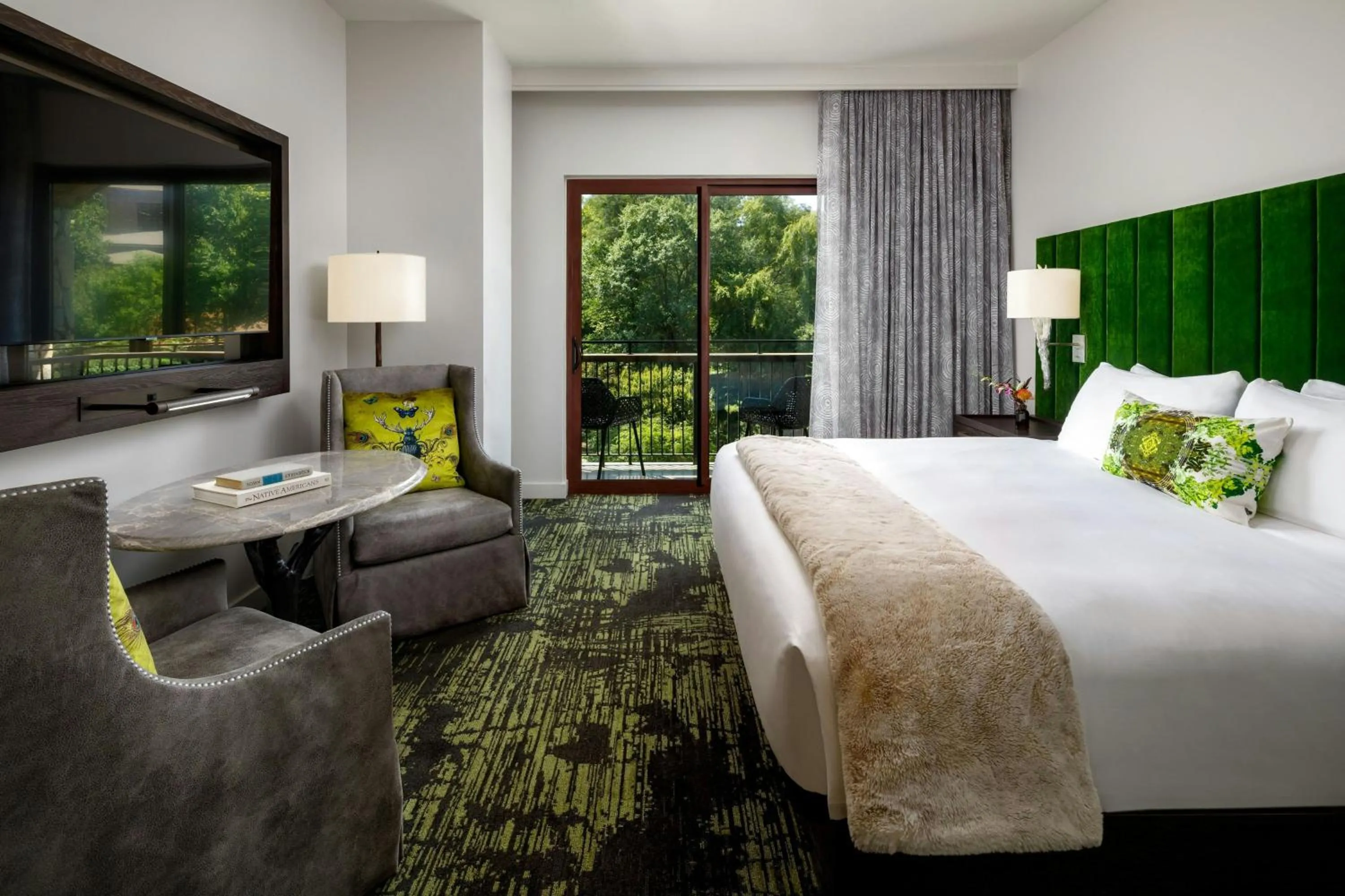 Photo of the whole room, Bed in Grand Bohemian Lodge Greenville, Autograph Collection