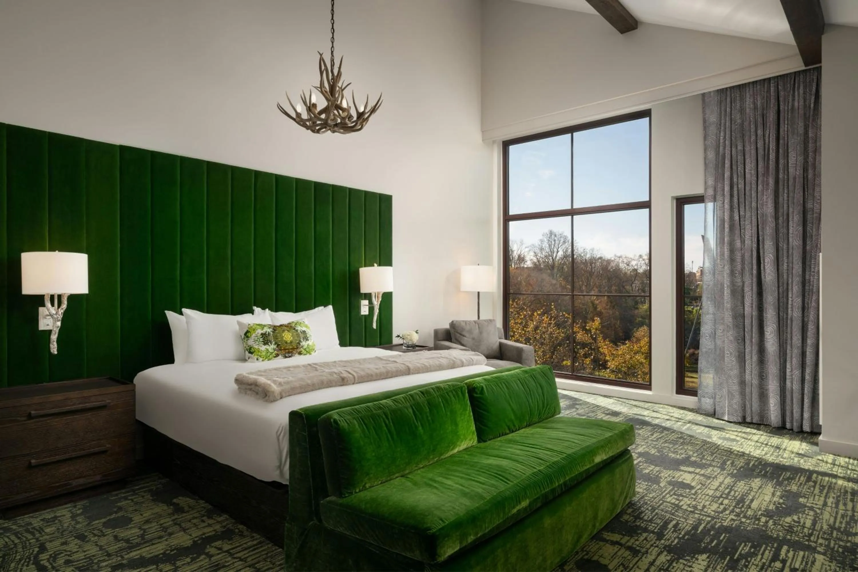 Photo of the whole room, Bed in Grand Bohemian Lodge Greenville, Autograph Collection