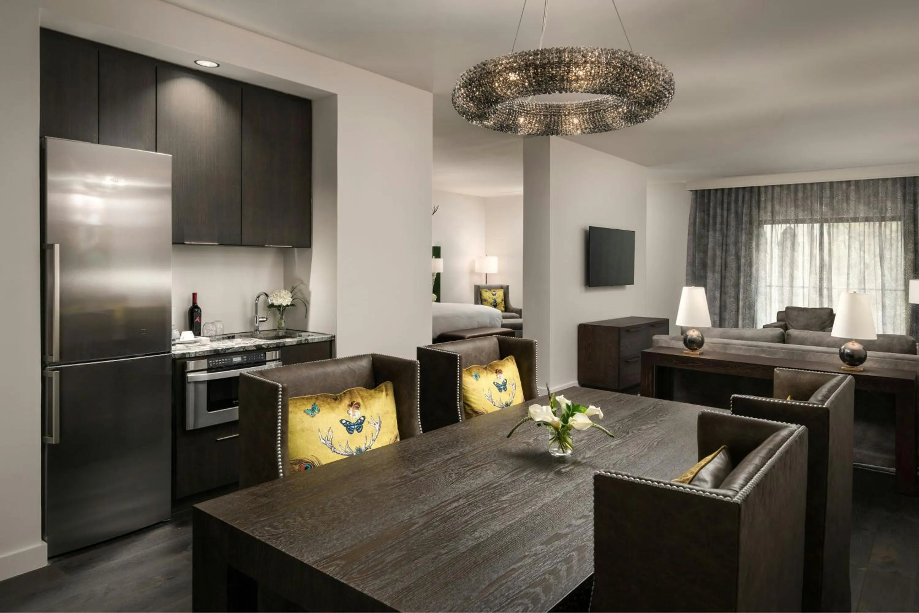 Kitchen or kitchenette in Grand Bohemian Lodge Greenville, Autograph Collection