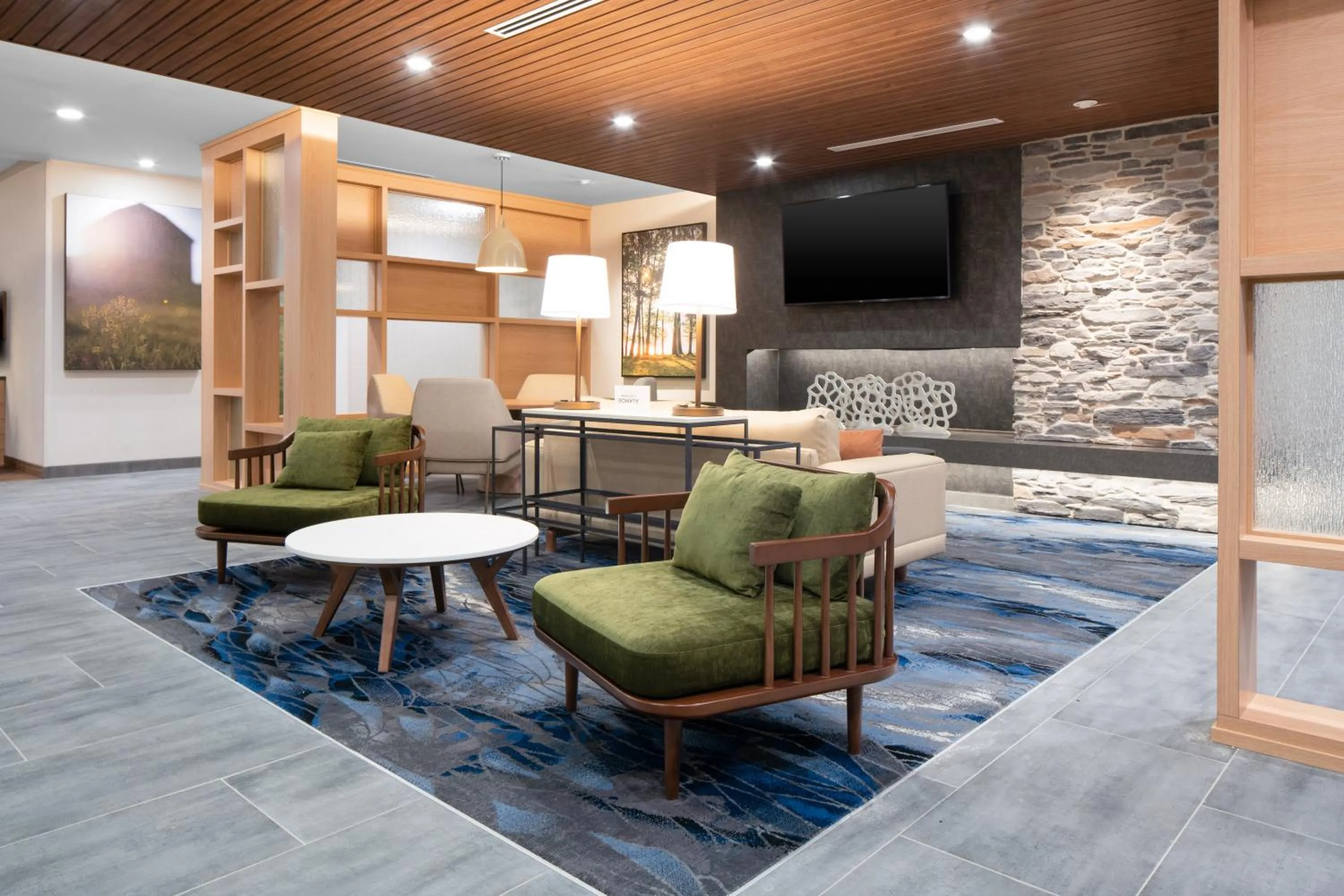 Communal lounge/ TV room in Fairfield by Marriott Inn & Suites Ashtabula