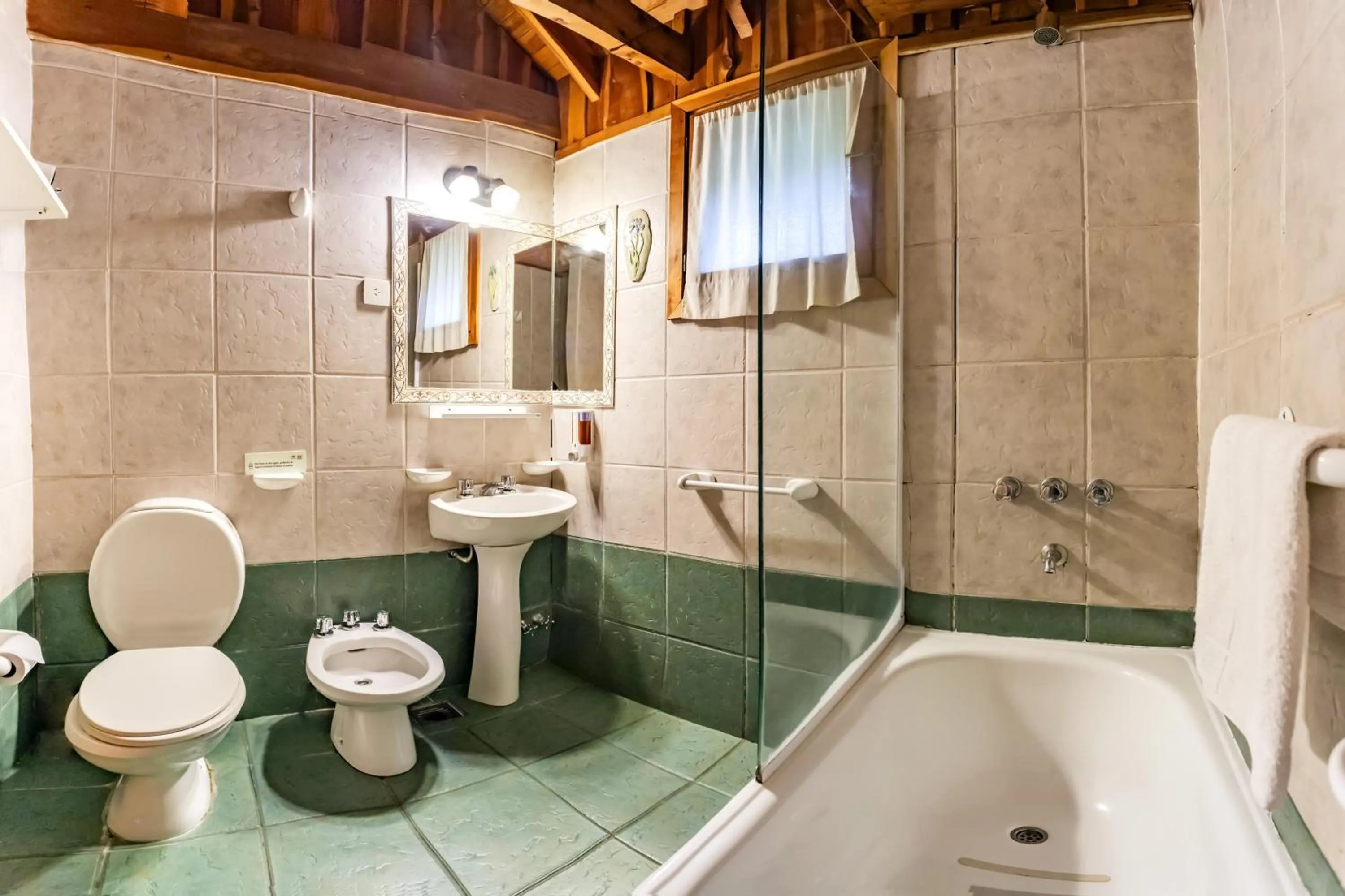 Bathroom in Ruma Andina by DOT Cabana