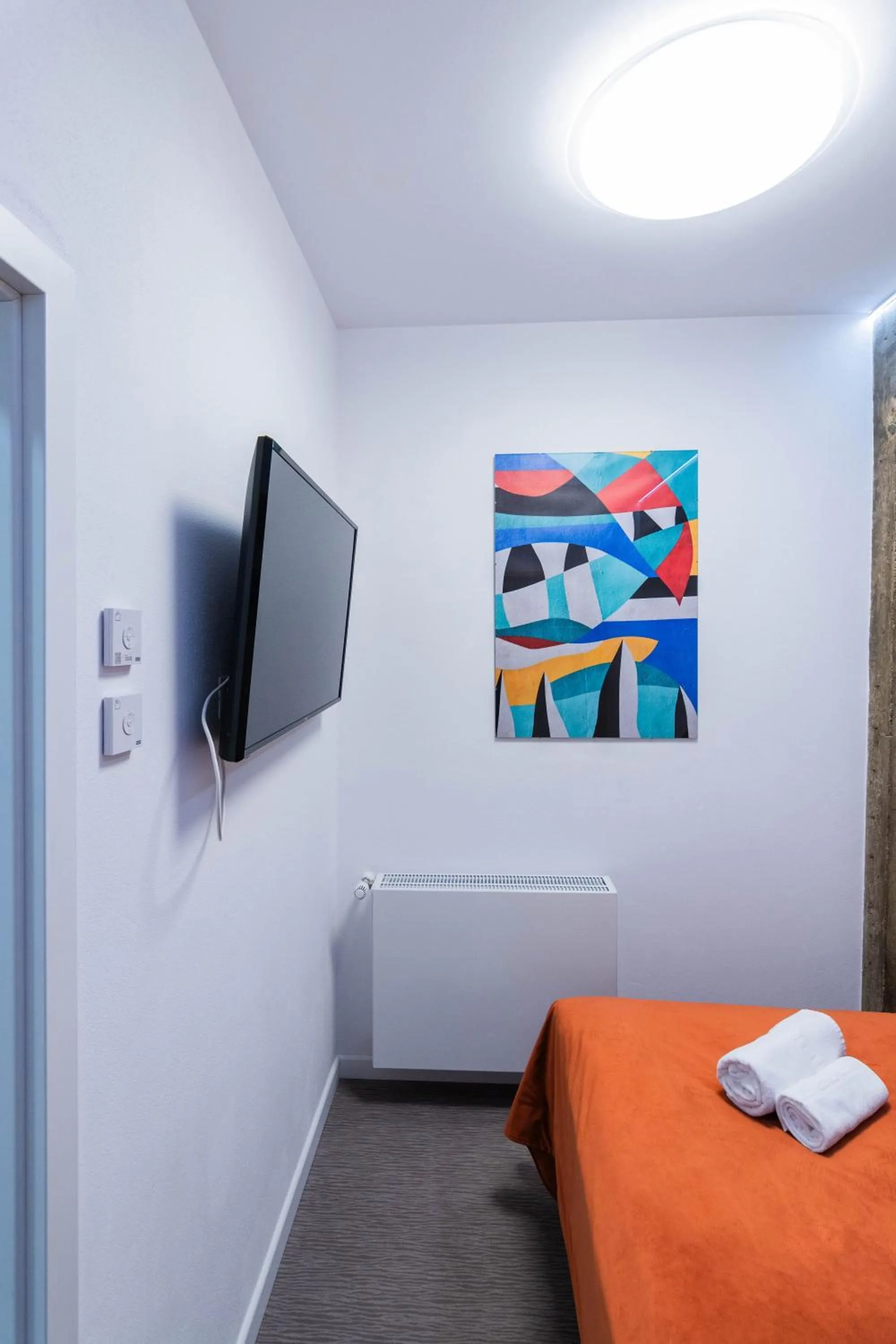 Communal lounge/ TV room, Bed in Hotel Urban