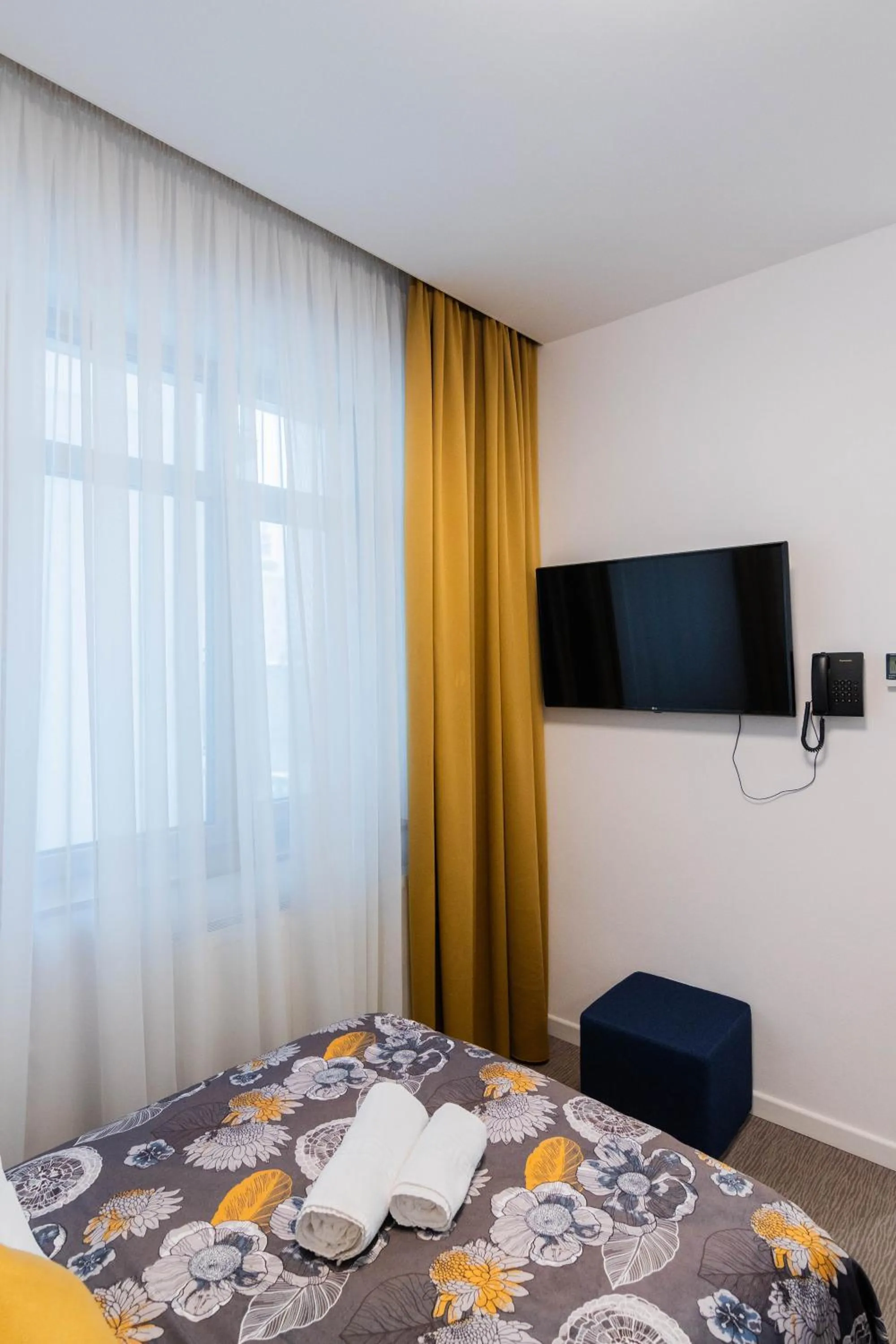 Communal lounge/ TV room, Bed in Hotel Urban