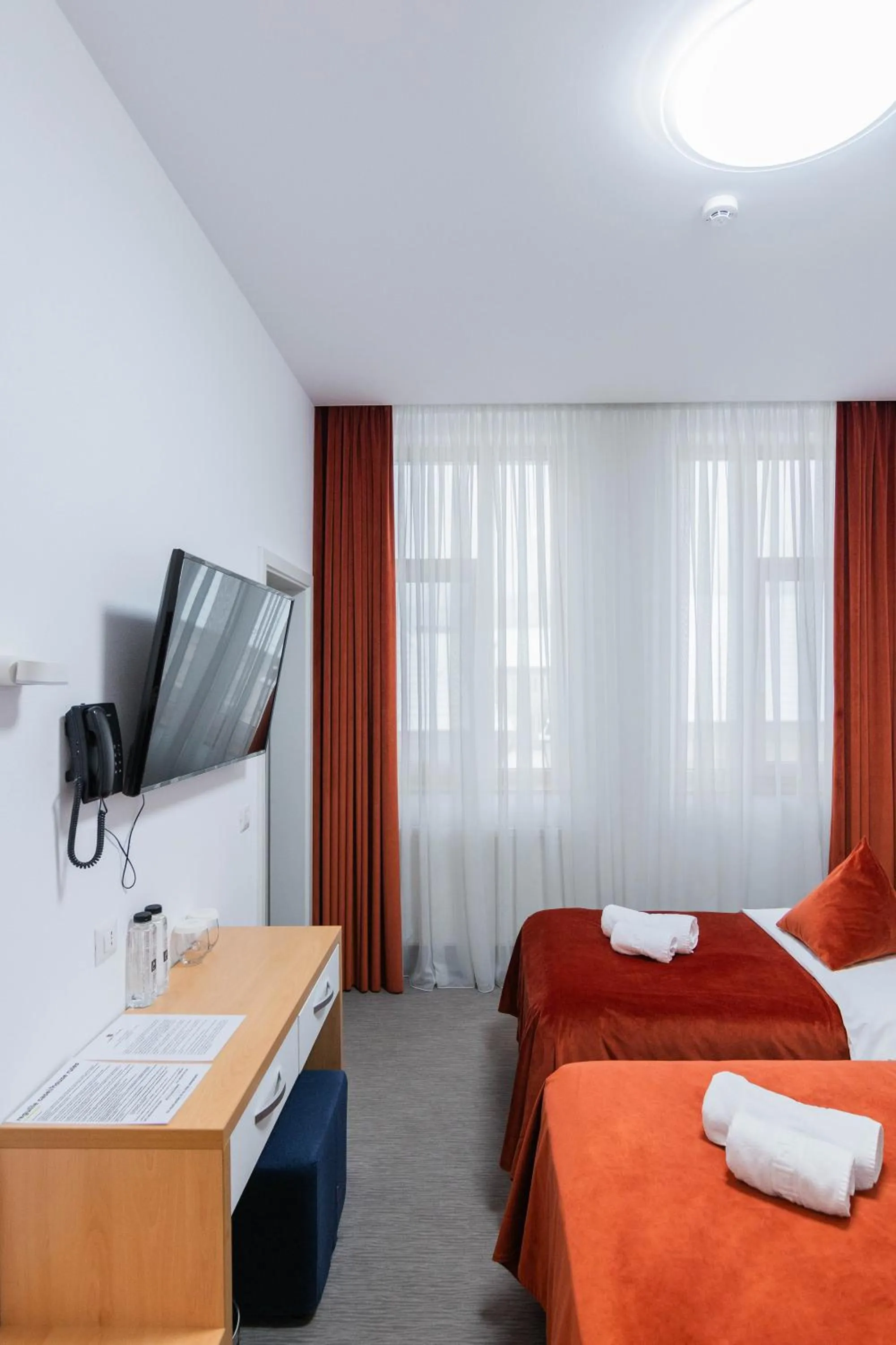 Communal lounge/ TV room, Bed in Hotel Urban