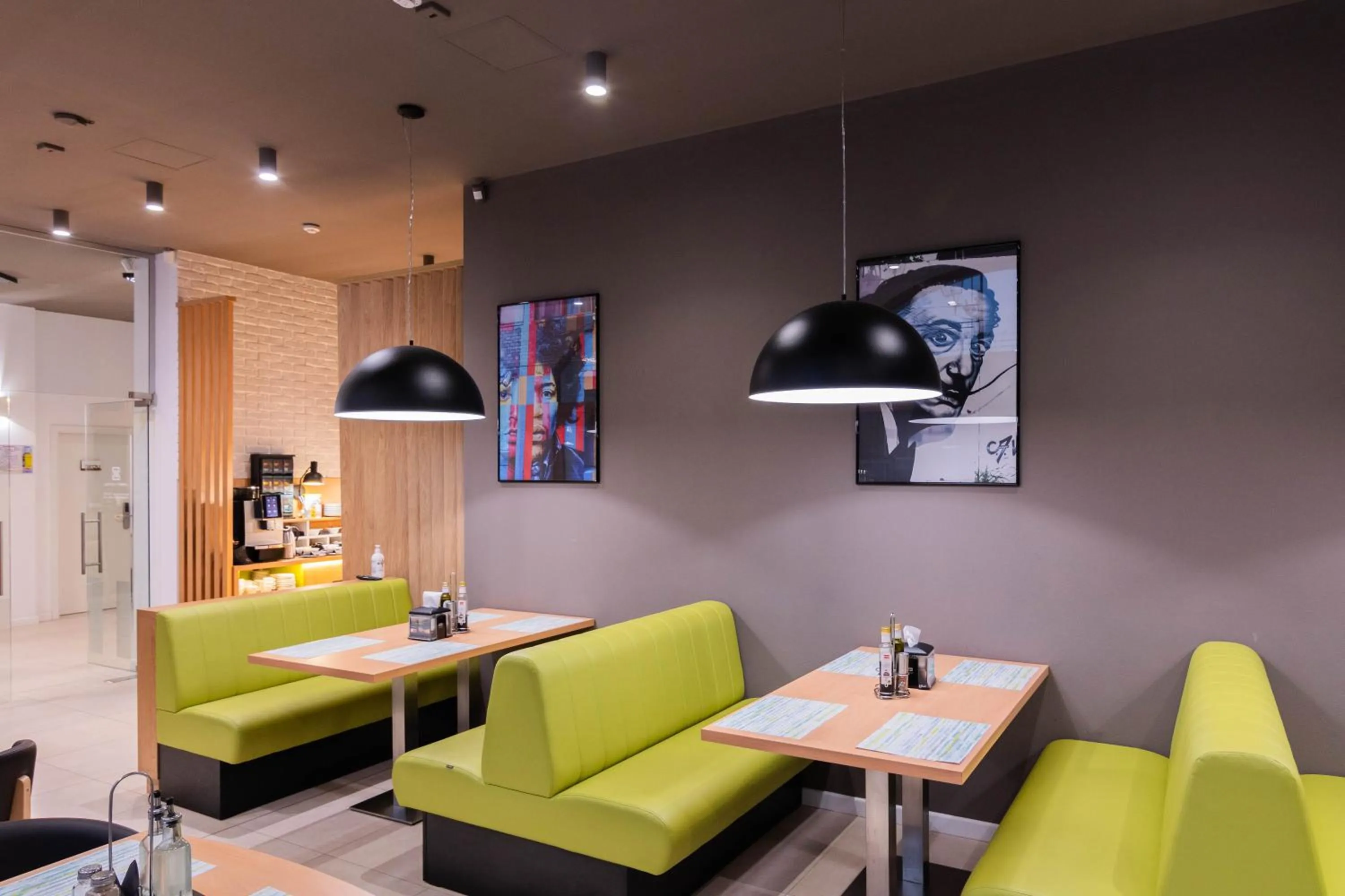 Restaurant/places to eat in Hotel Urban