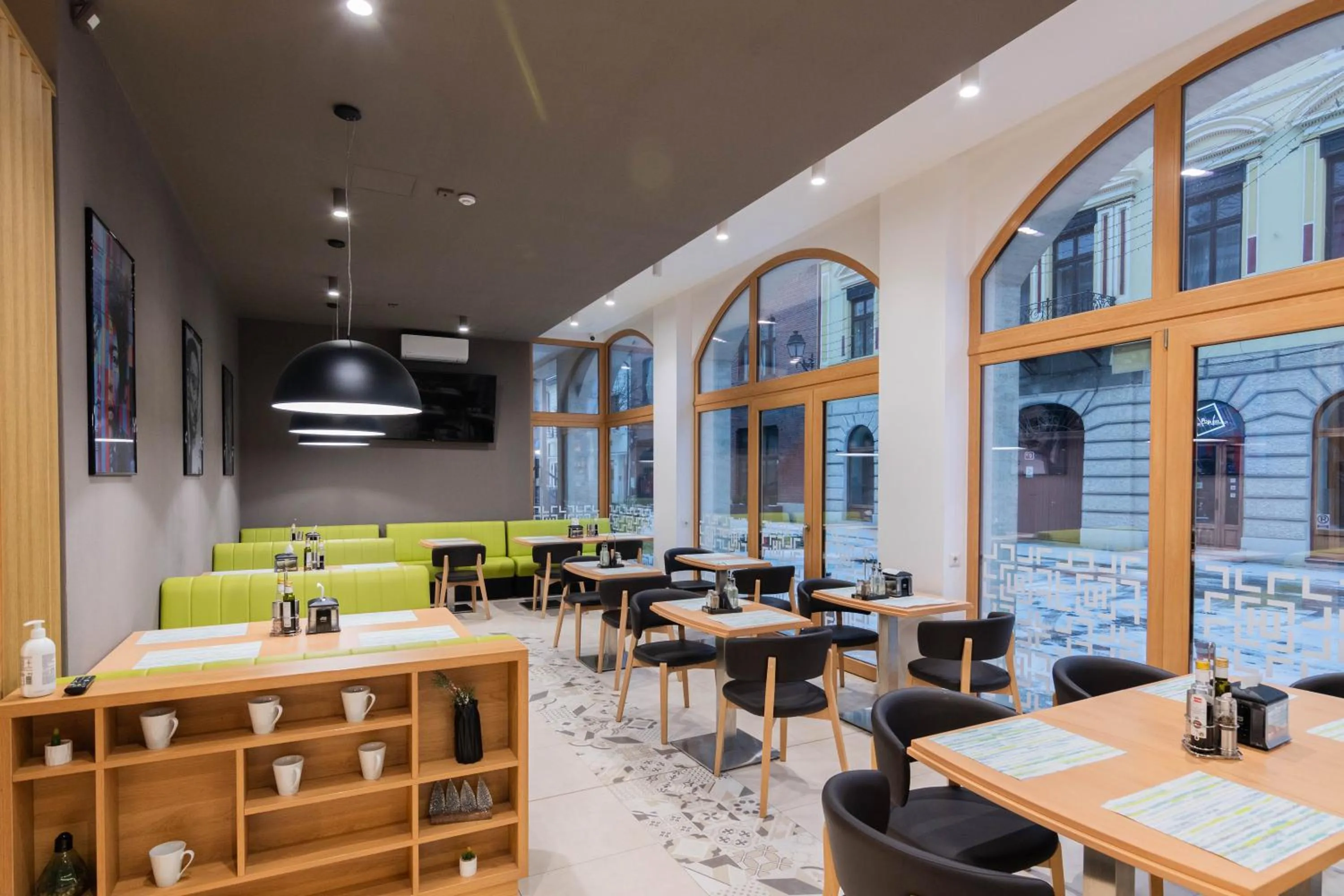 Restaurant/places to eat in Hotel Urban