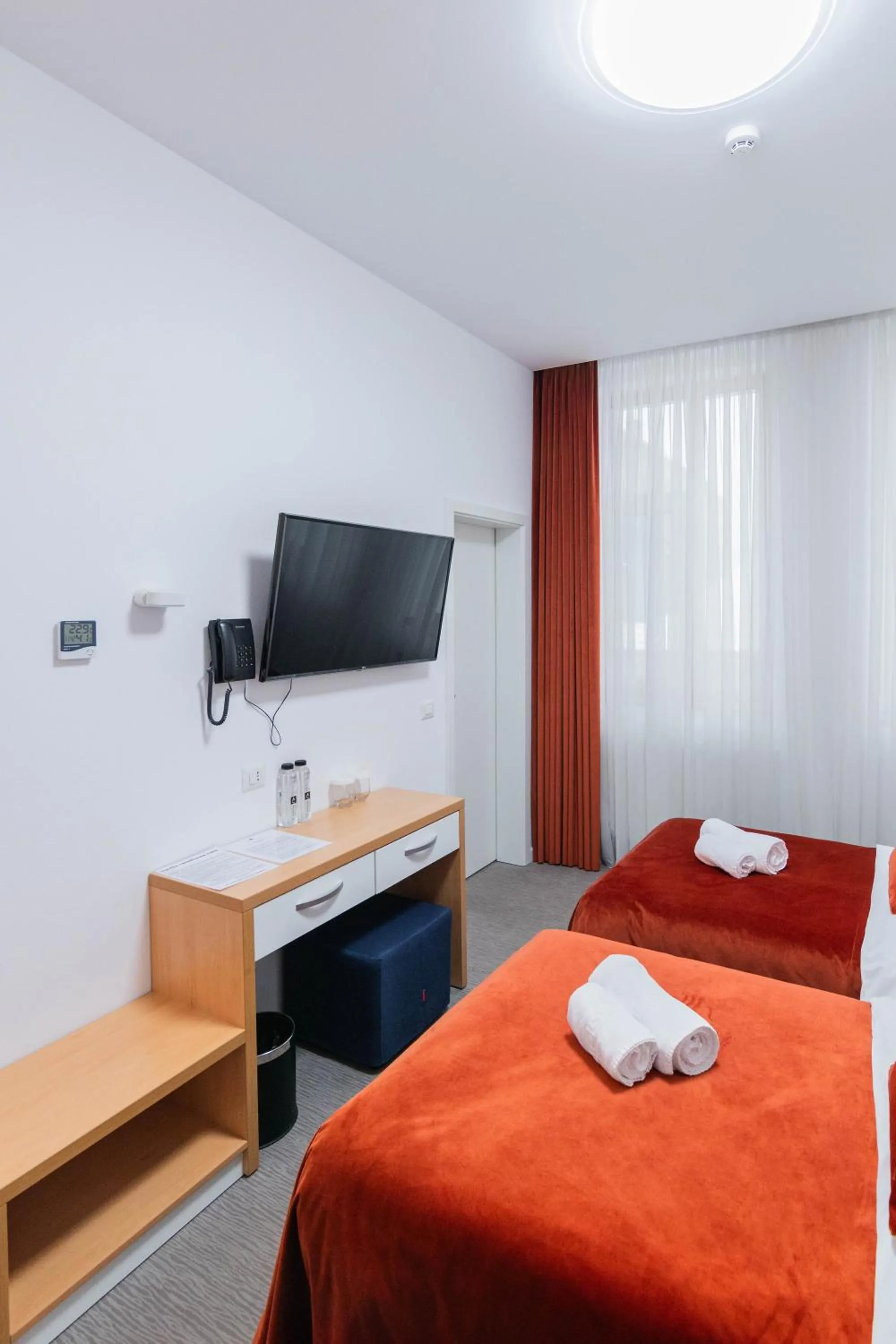 Communal lounge/ TV room, Bed in Hotel Urban