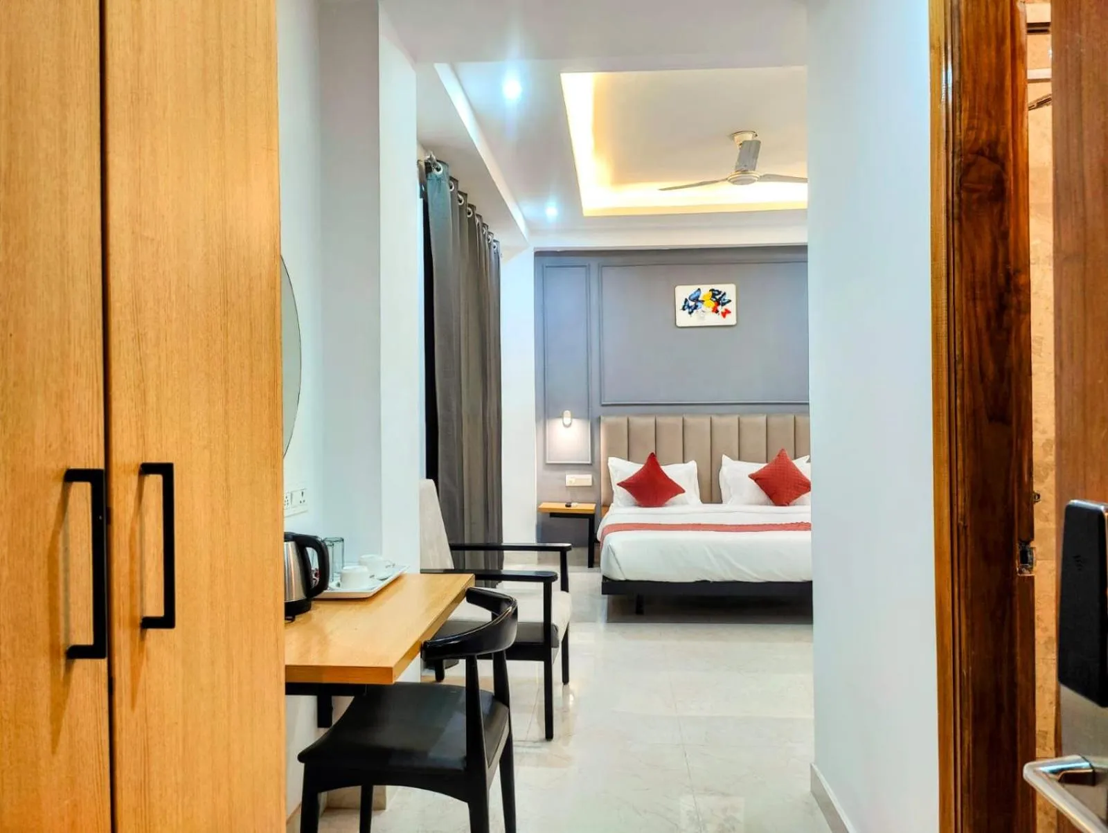 Bed in Hotel Mavens White Artemis Hospital Road Sector 52 Gurgaon