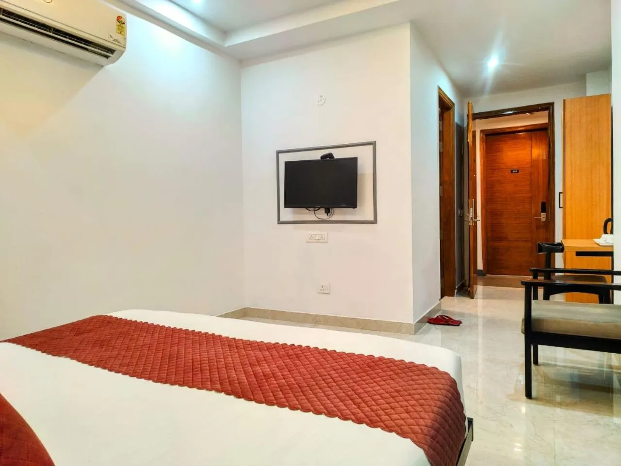 Communal lounge/ TV room, Bed in Hotel Mavens White Artemis Hospital Road Sector 52 Gurgaon