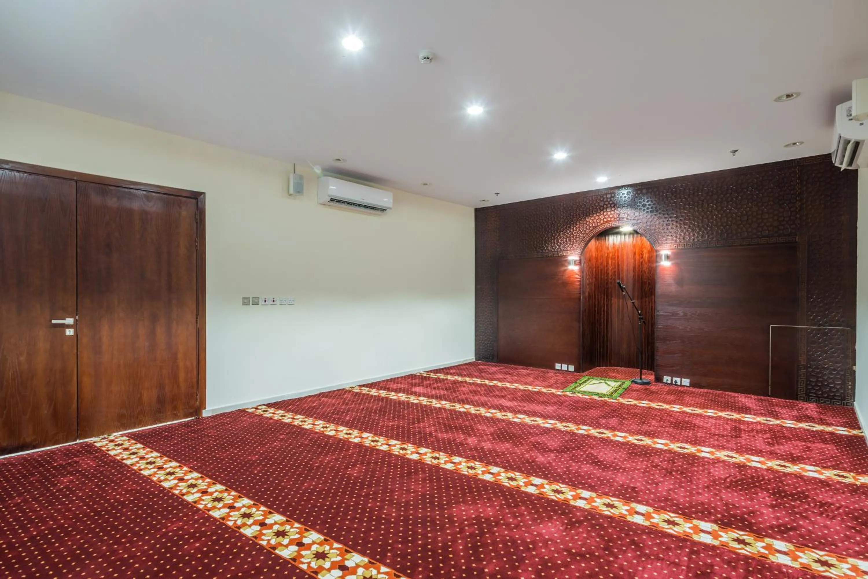 Property building, Bed in Tulip Plaza Hotel