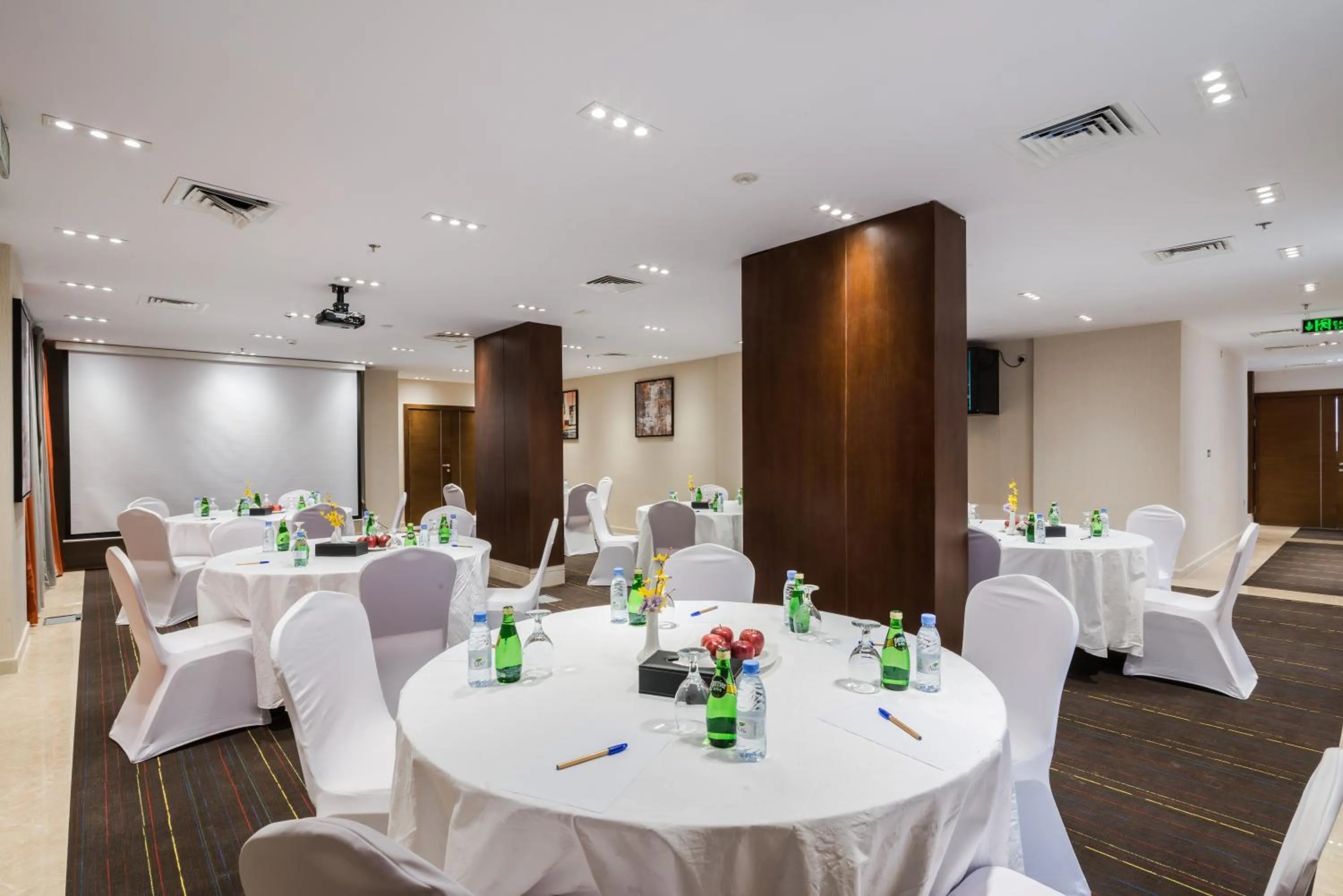 Restaurant/places to eat in Tulip Plaza Hotel