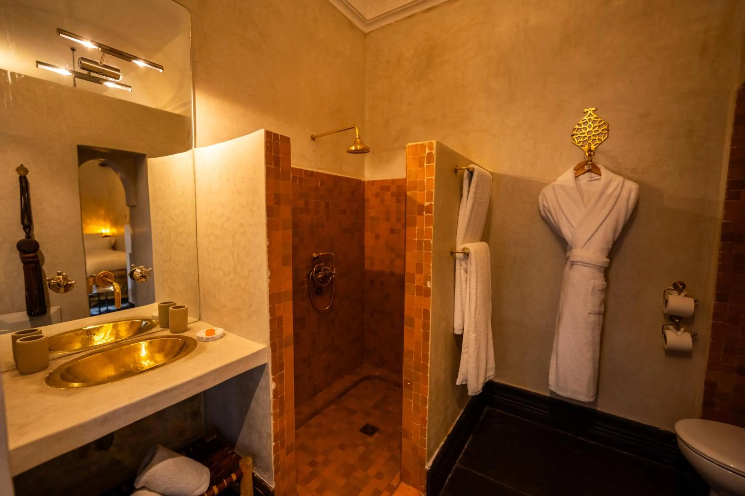 Shower in Riad Les Yeux Bleus