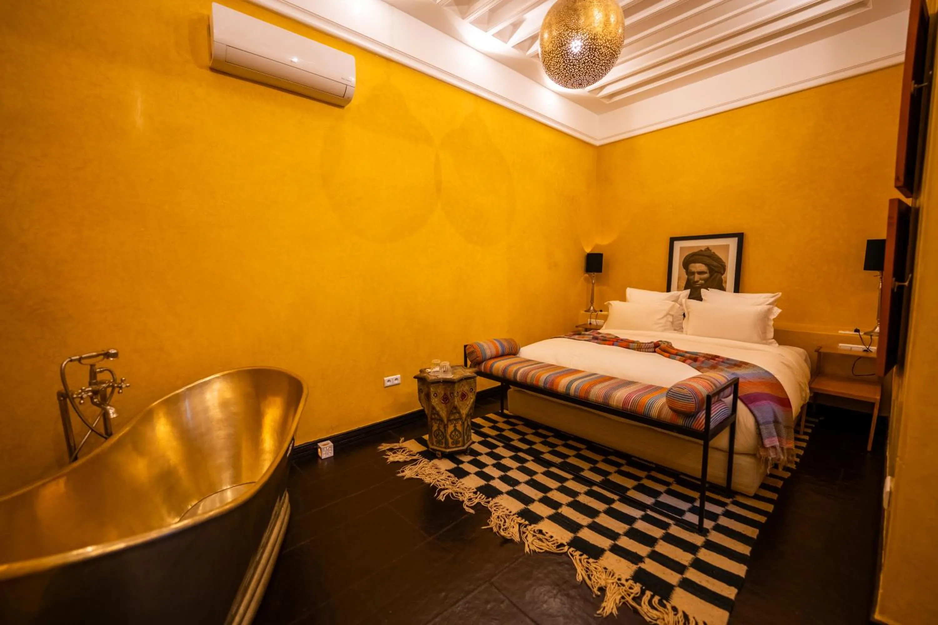 Photo of the whole room, Bed in Riad Les Yeux Bleus