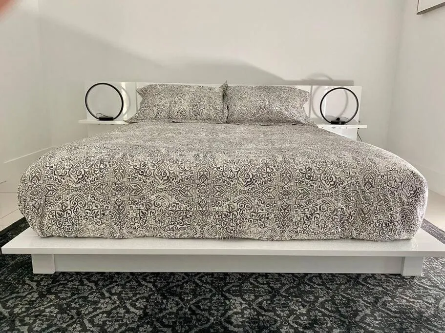 Bed in Across the Ocean few steps to beach contemporary three Bedroom townhouse