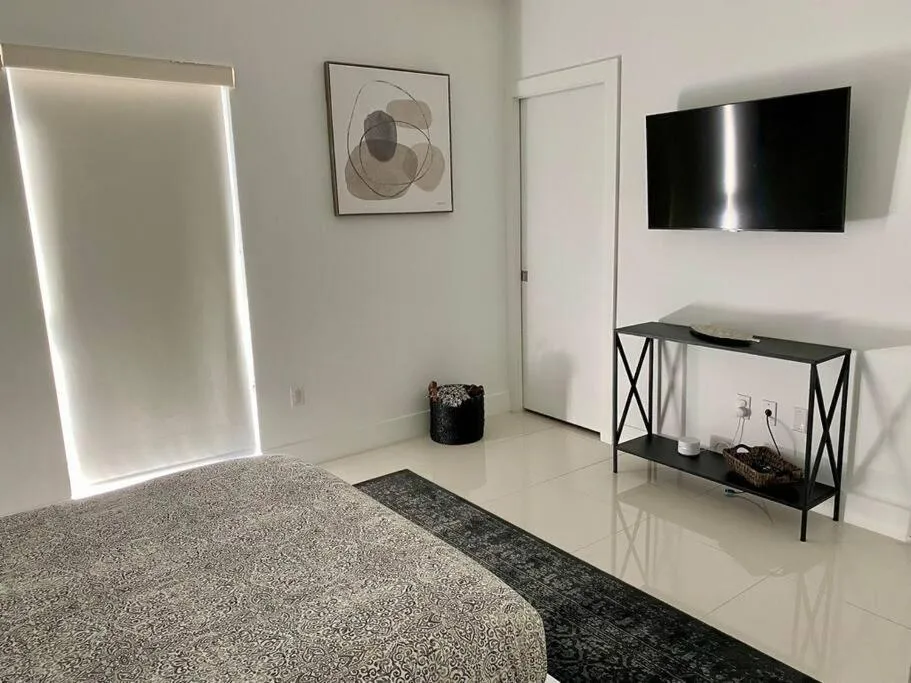 Bed in Across the Ocean few steps to beach contemporary three Bedroom townhouse