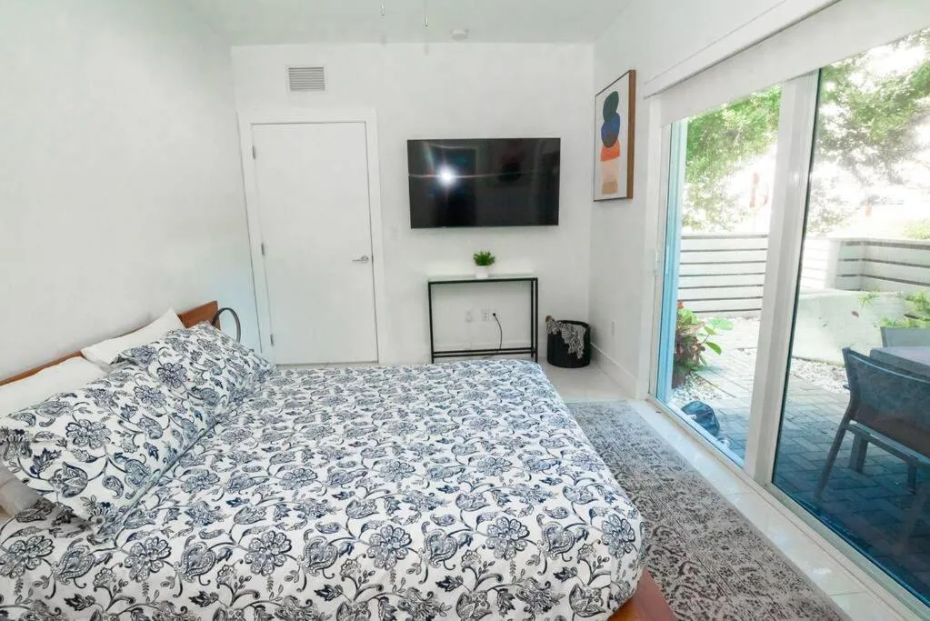 Bed in Across the Ocean few steps to beach contemporary three Bedroom townhouse