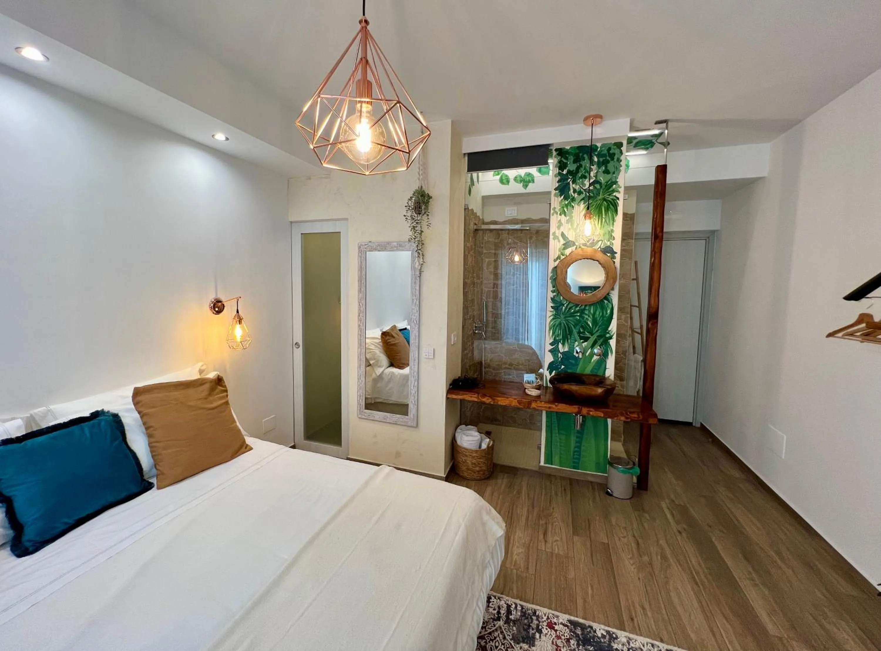 Shower, Bed in Urban jungle rooms