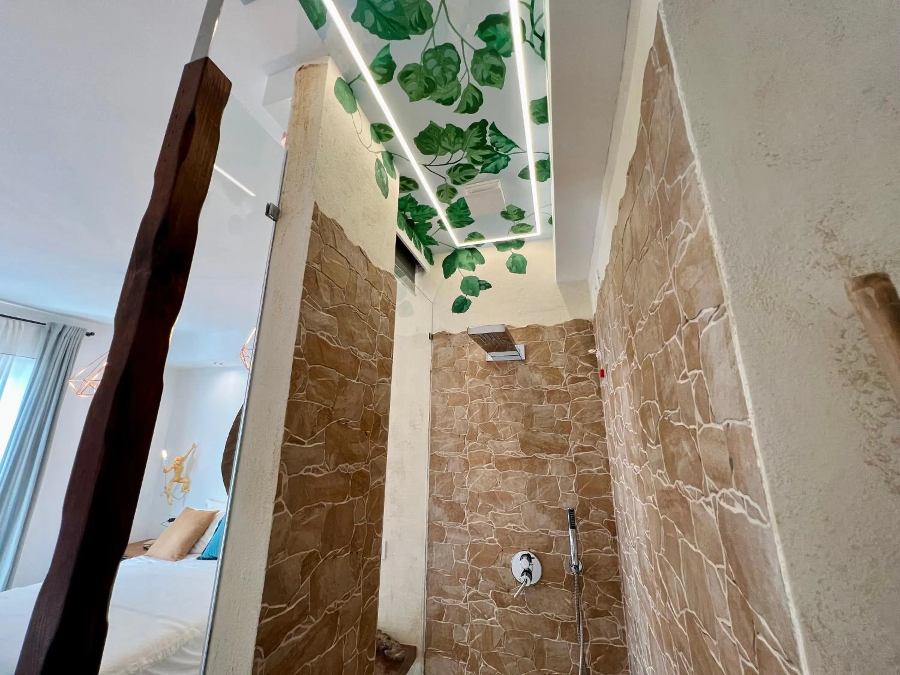 Shower in Urban jungle rooms