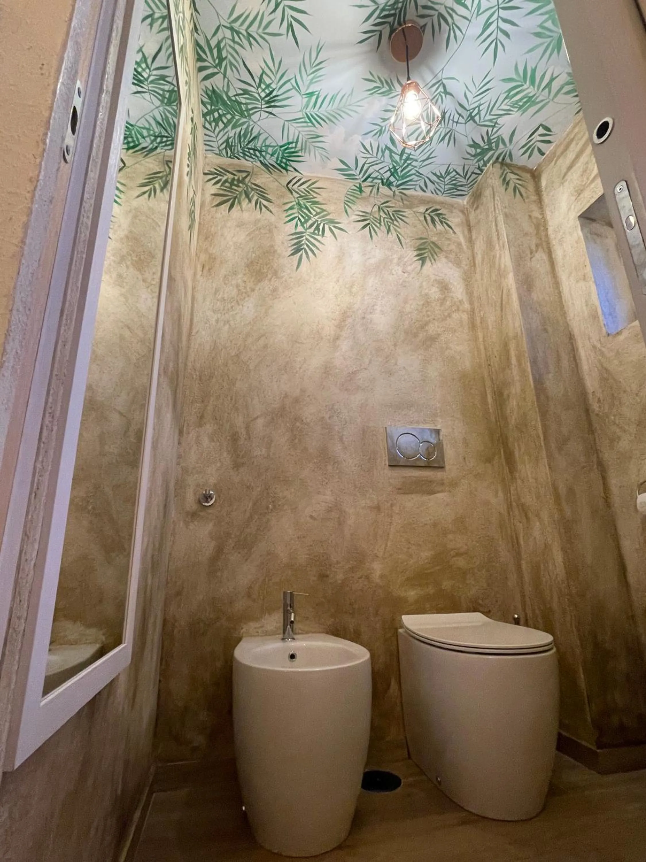 Toilet in Urban jungle rooms