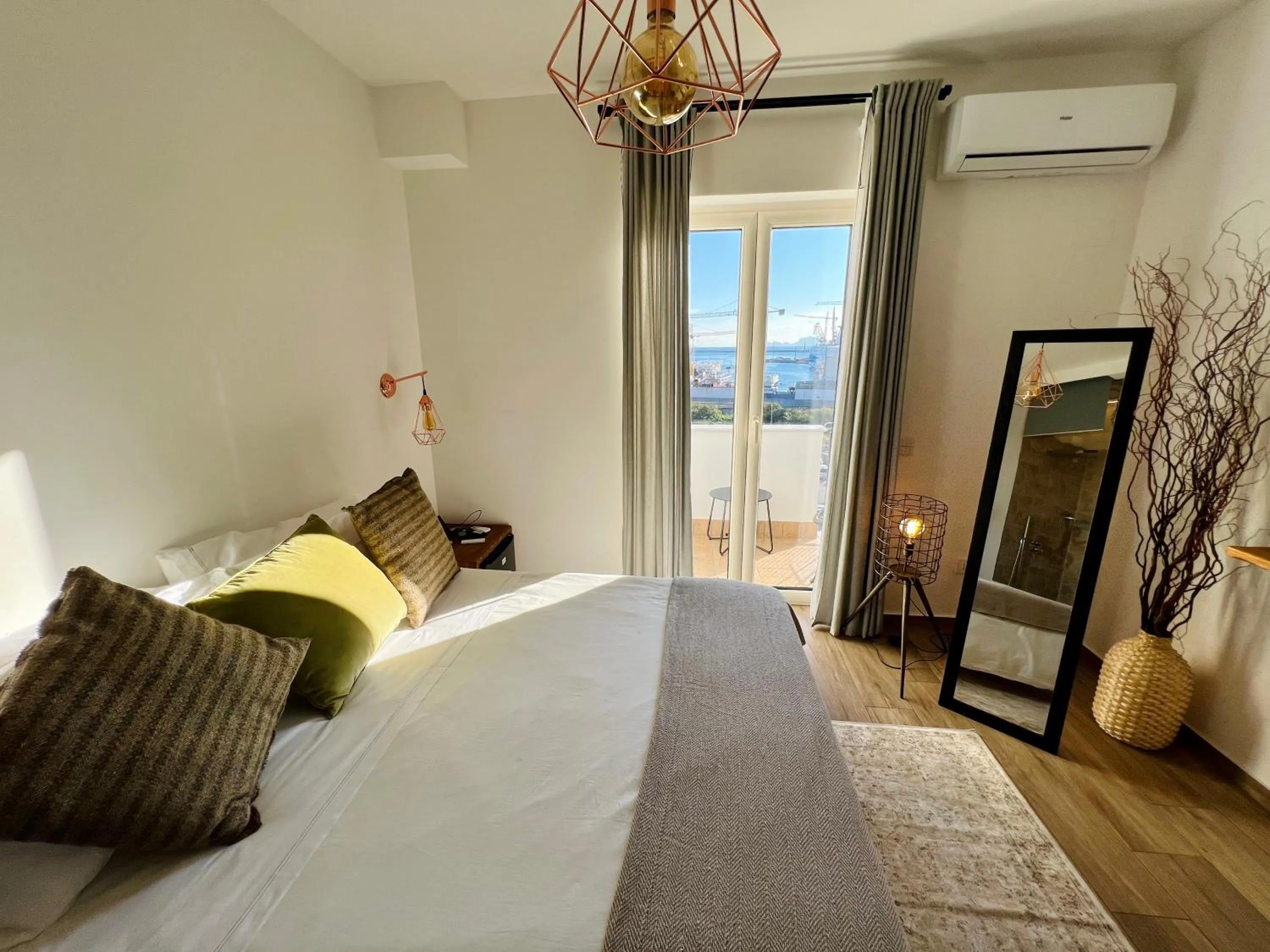 Bed in Urban jungle rooms