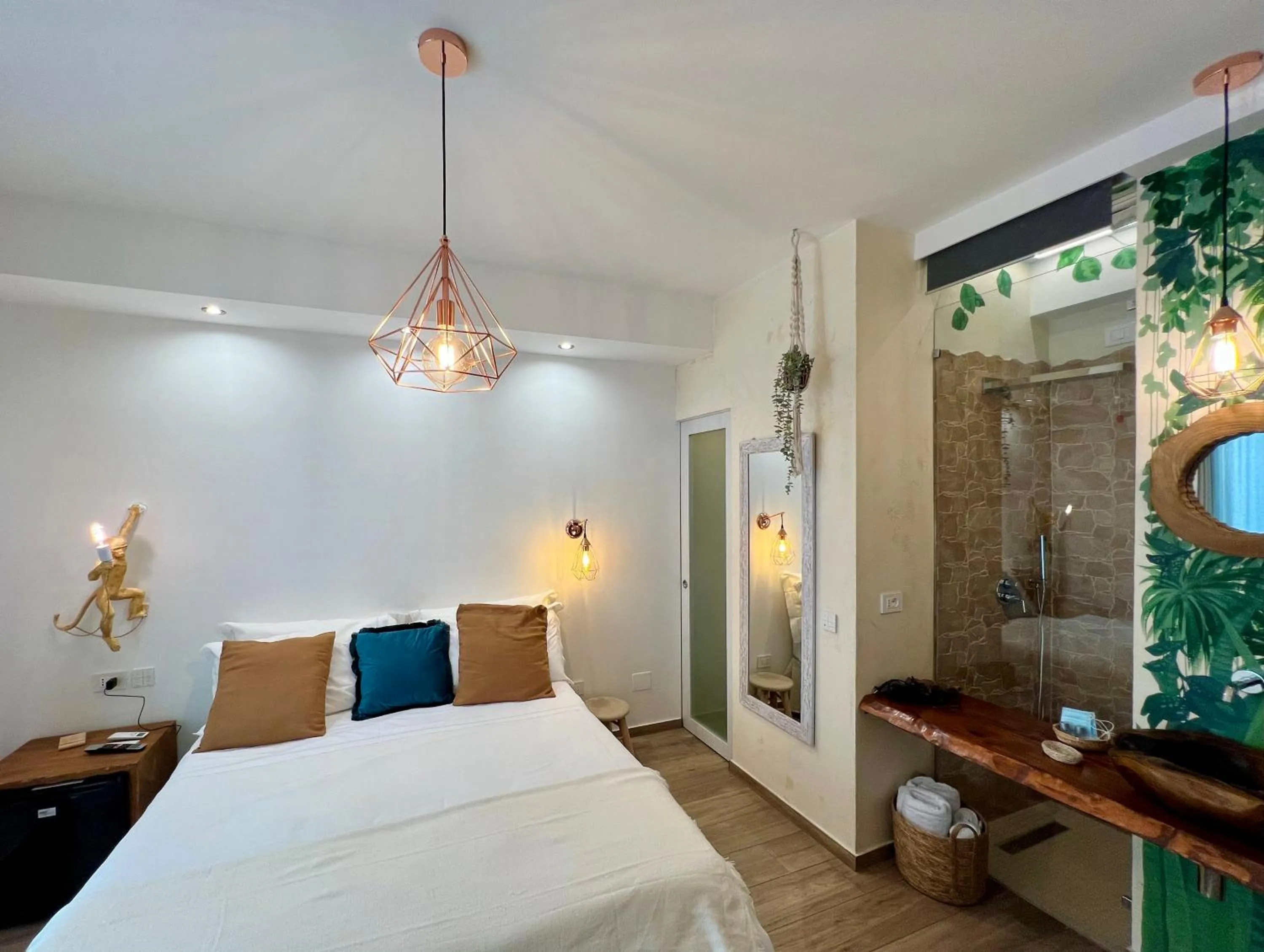 Shower, Bed in Urban jungle rooms