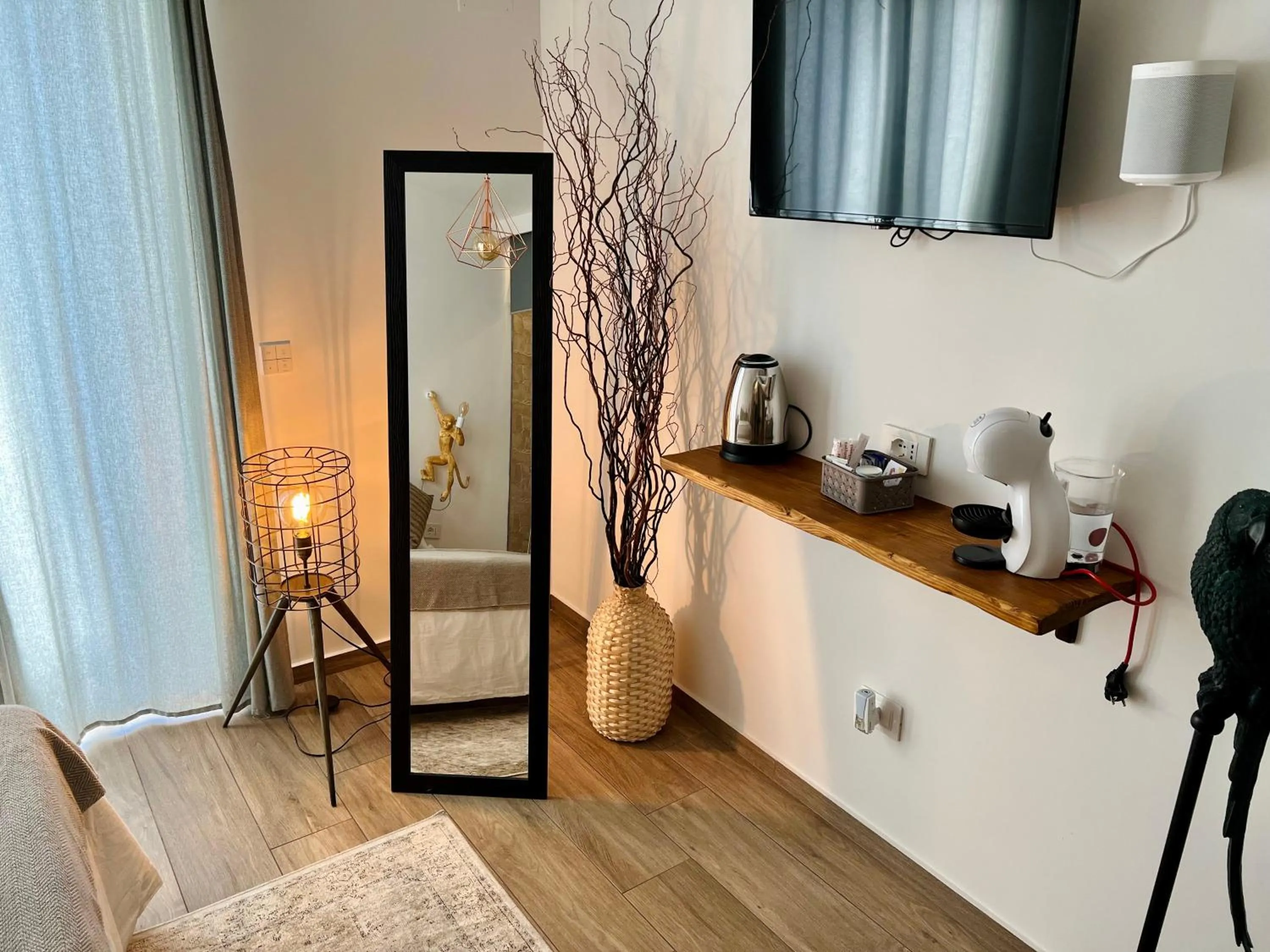 TV and multimedia in Urban jungle rooms