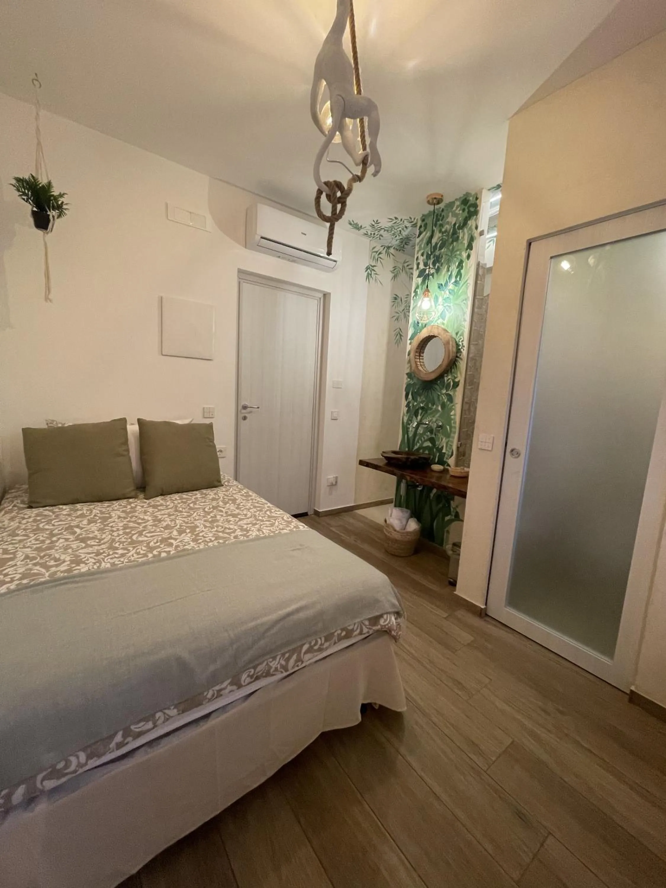 Photo of the whole room, Bed in Urban jungle rooms