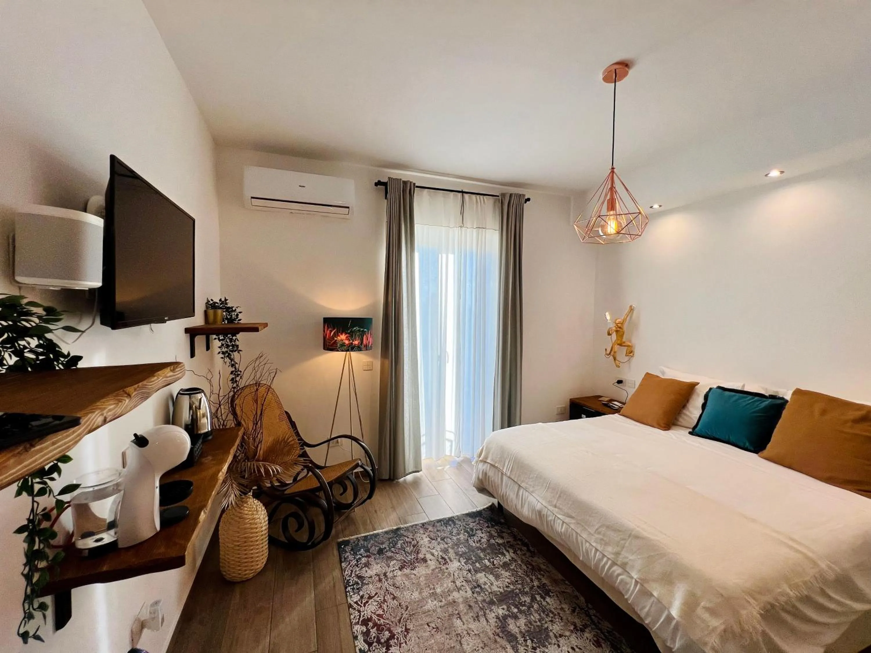 Bed in Urban jungle rooms