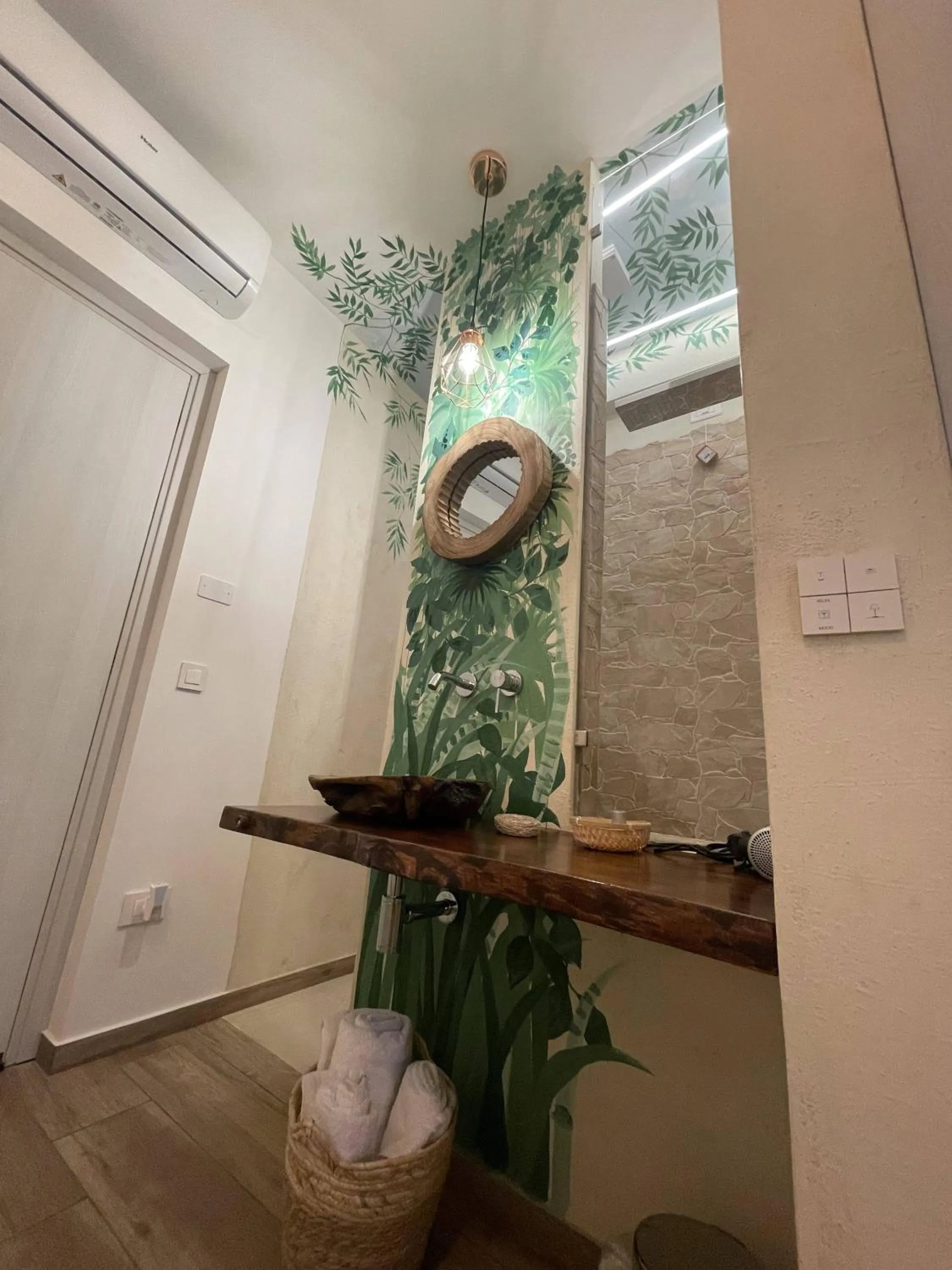 Shower in Urban jungle rooms