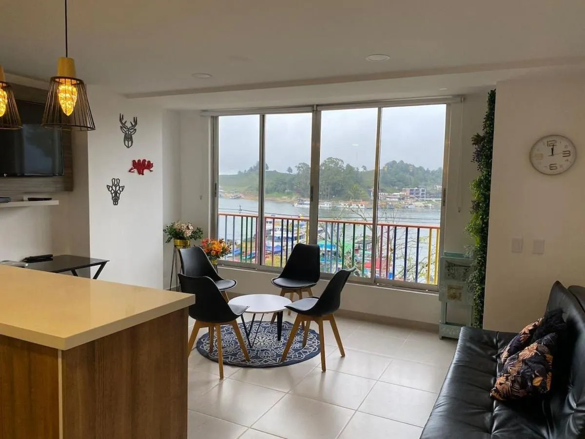 Apartamentos Avenida del malecón, frente al lago. Guatape