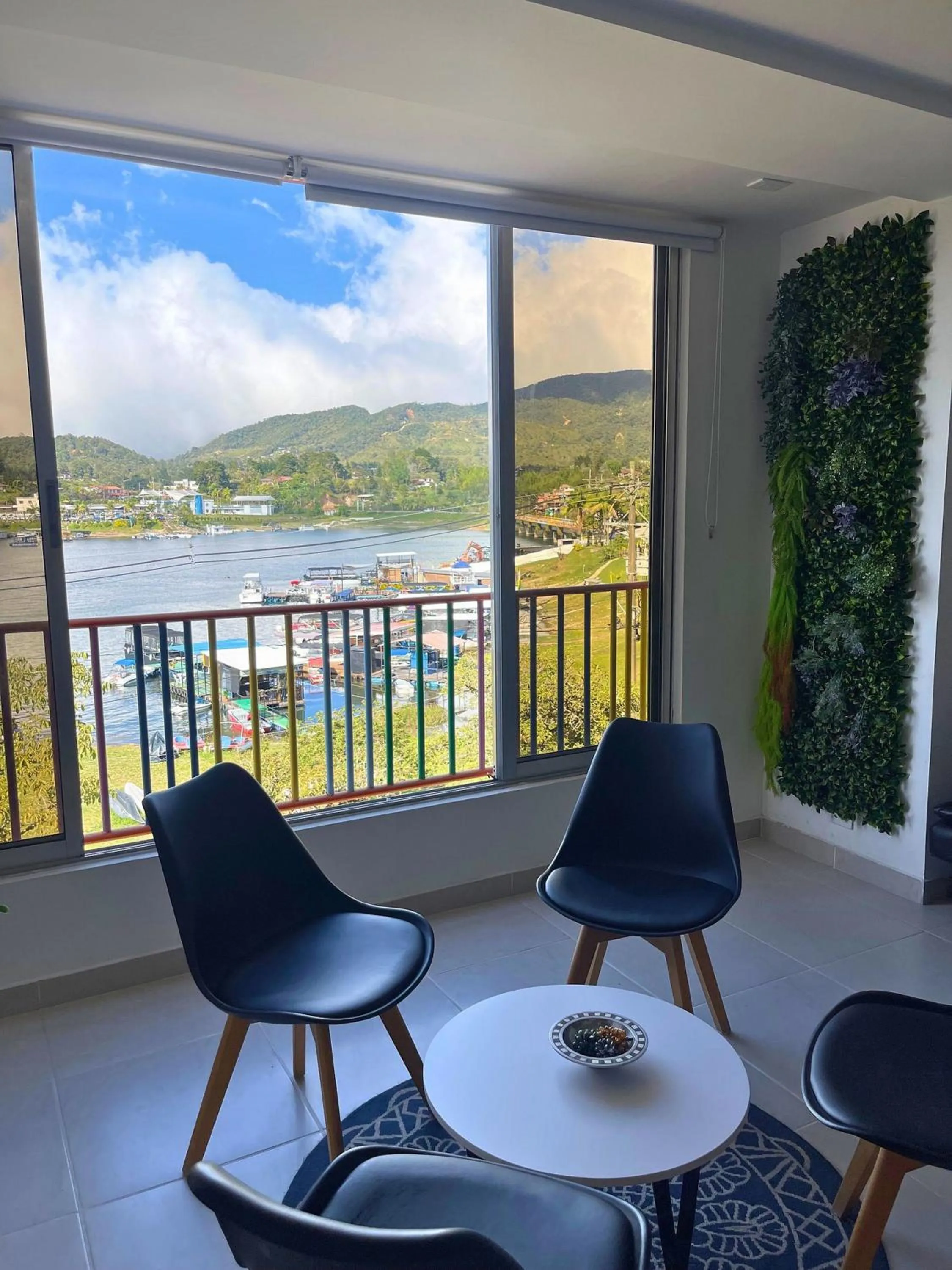 Living room in Apartamentos Avenida del malecón, frente al lago. Guatape