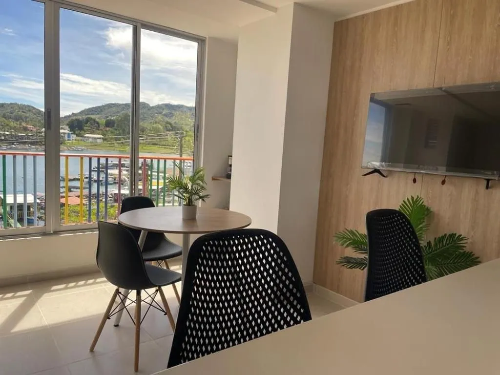 Apartamentos Avenida del malecón, frente al lago. Guatape