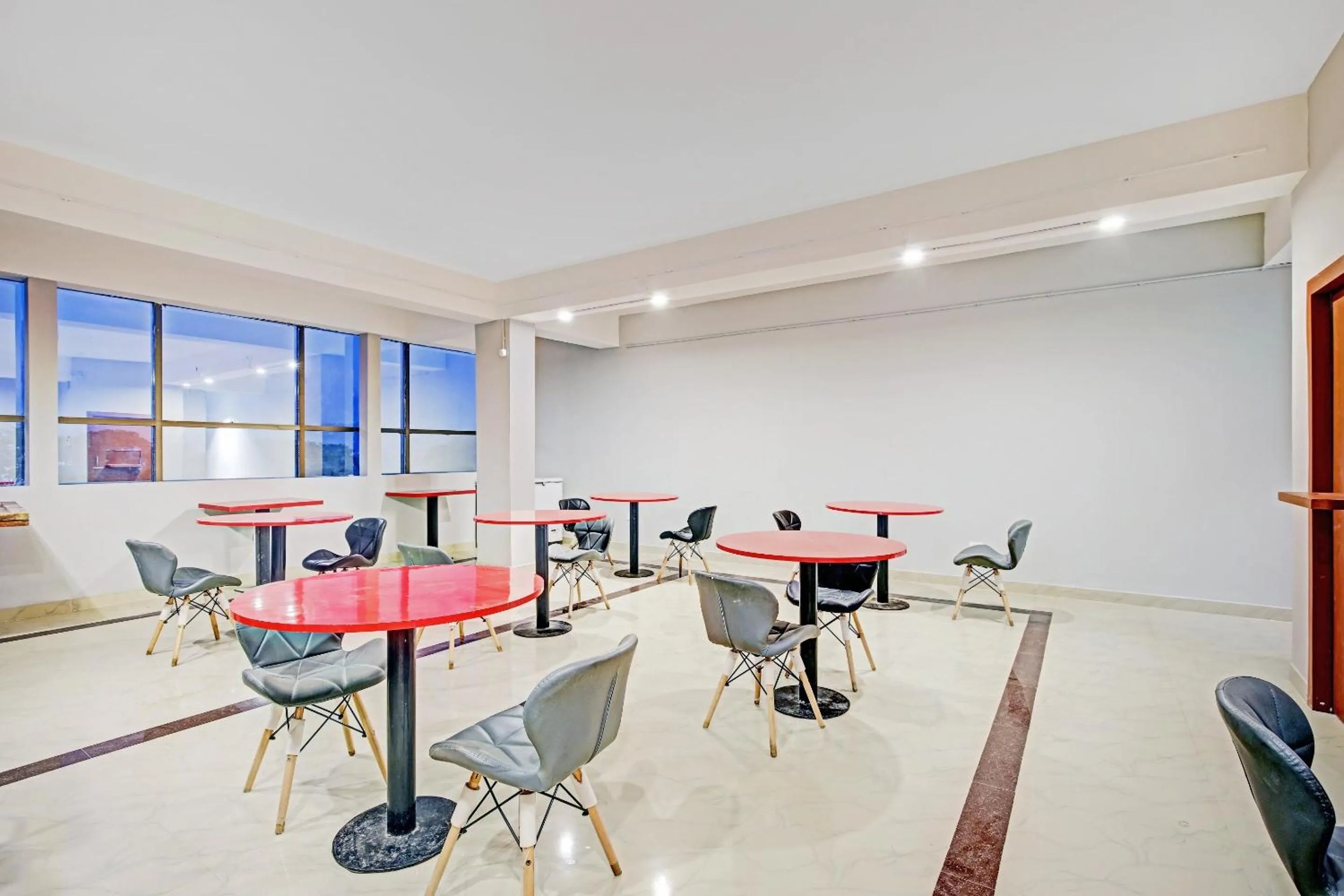 Restaurant/places to eat in Townhouse OAK Hi-City