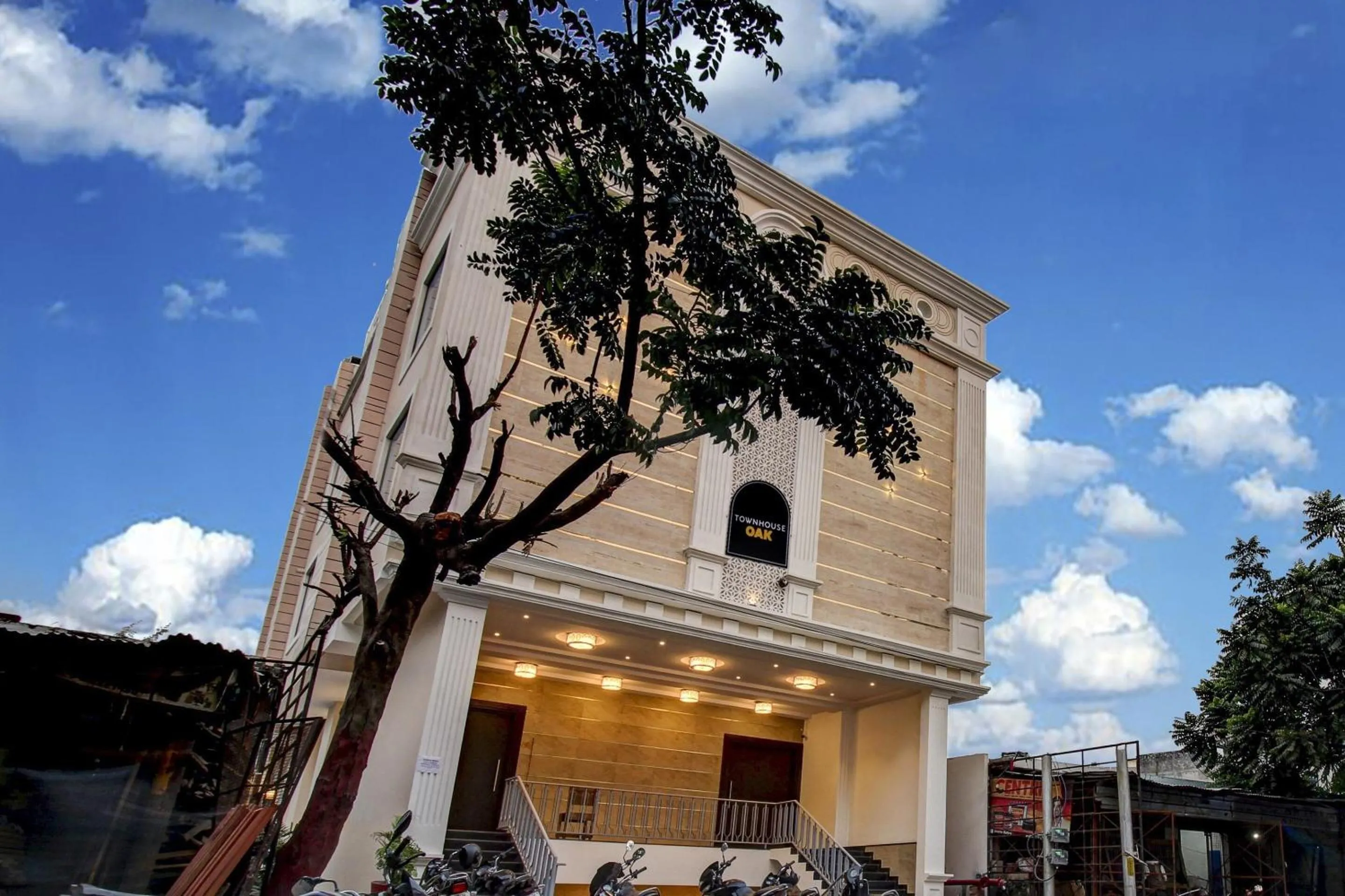 Facade/entrance in Super Townhouse OAK Aurelia Grand