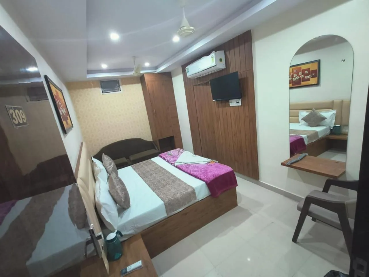 Communal lounge/ TV room, Bed in Hotel Siddhi Vinayak