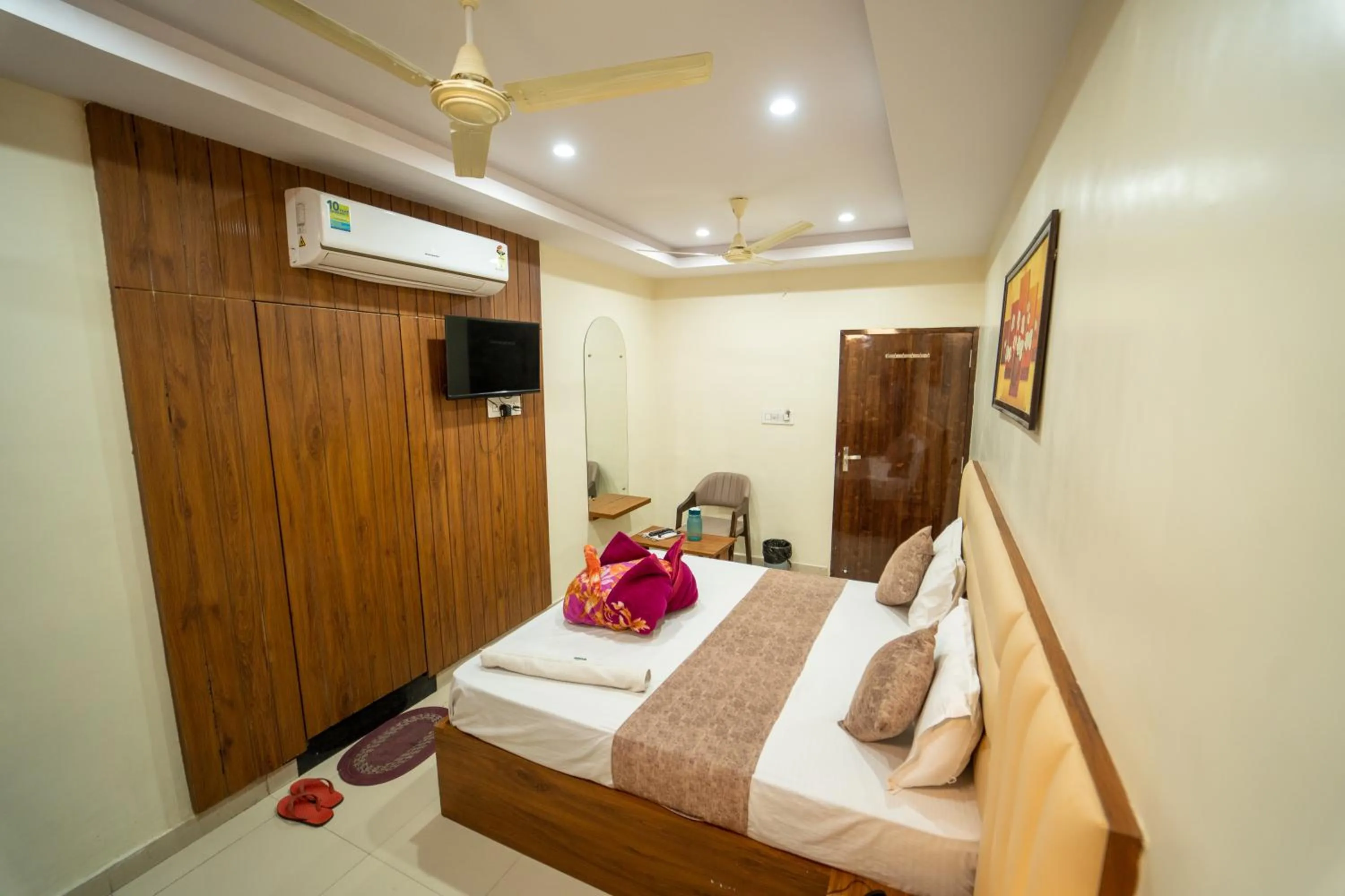 Bed in Hotel Siddhi Vinayak