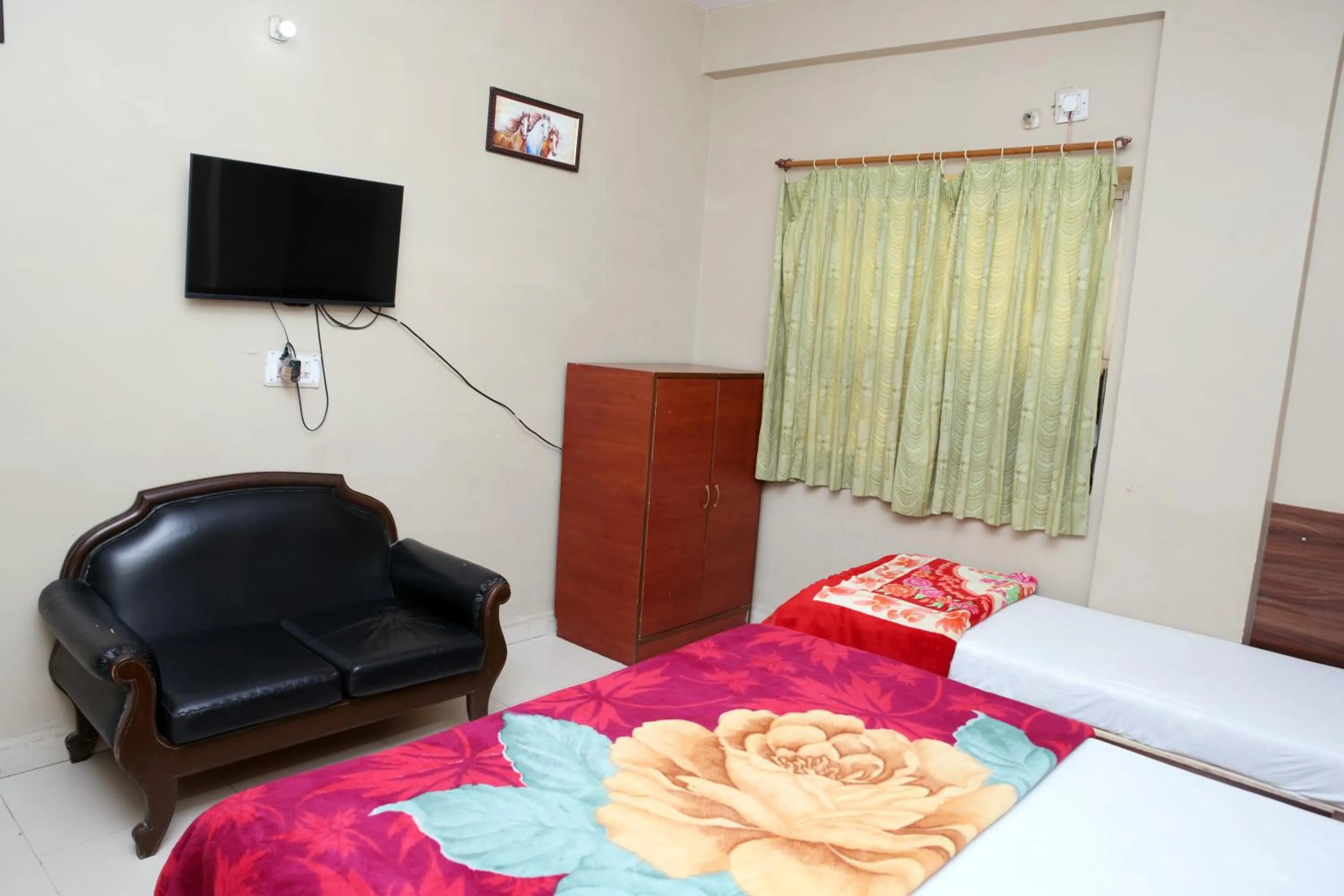 Communal lounge/ TV room, Bed in Hotel Siddhi Vinayak